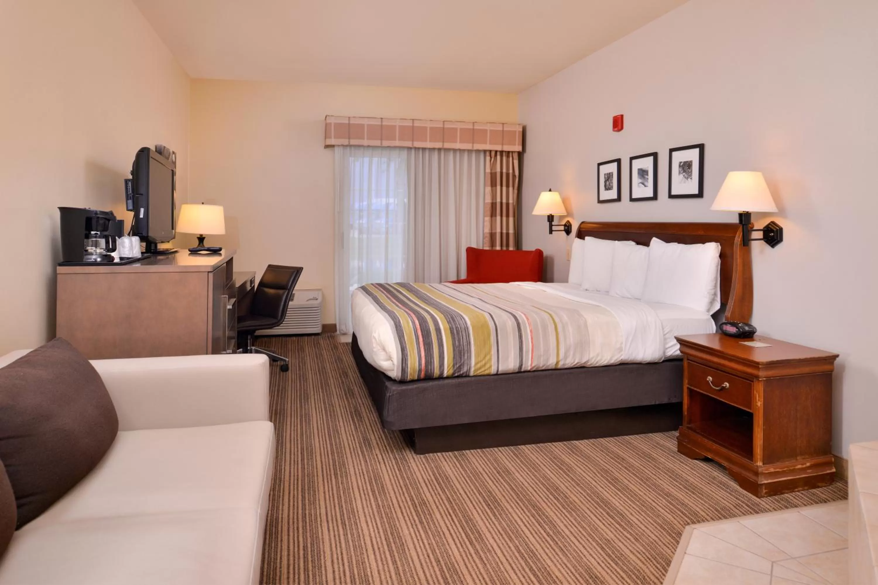 Property building, Bed in Country Inn & Suites by Radisson, Omaha Airport, IA