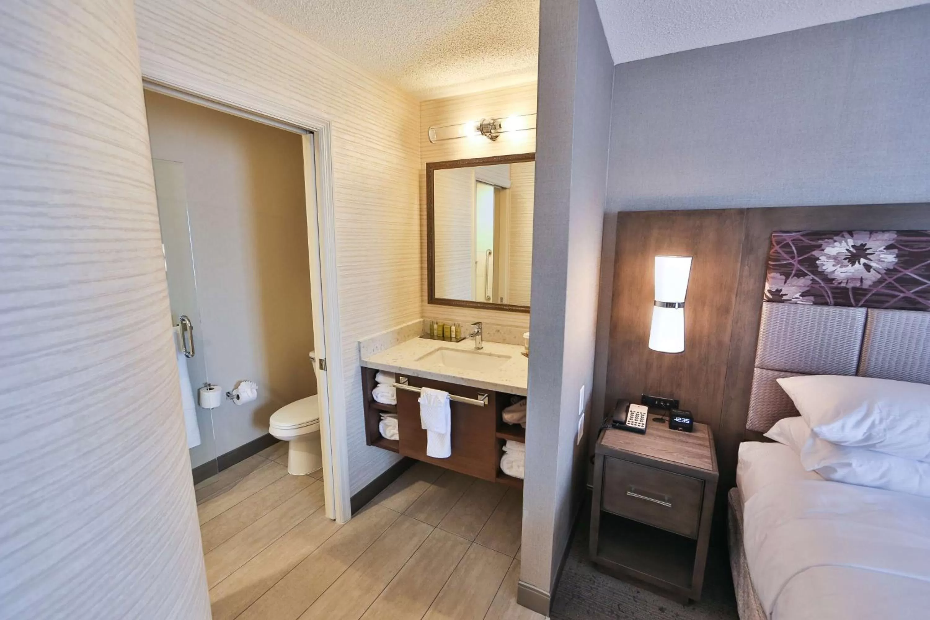 Bed in DoubleTree by Hilton Atlanta Alpharetta-Windward