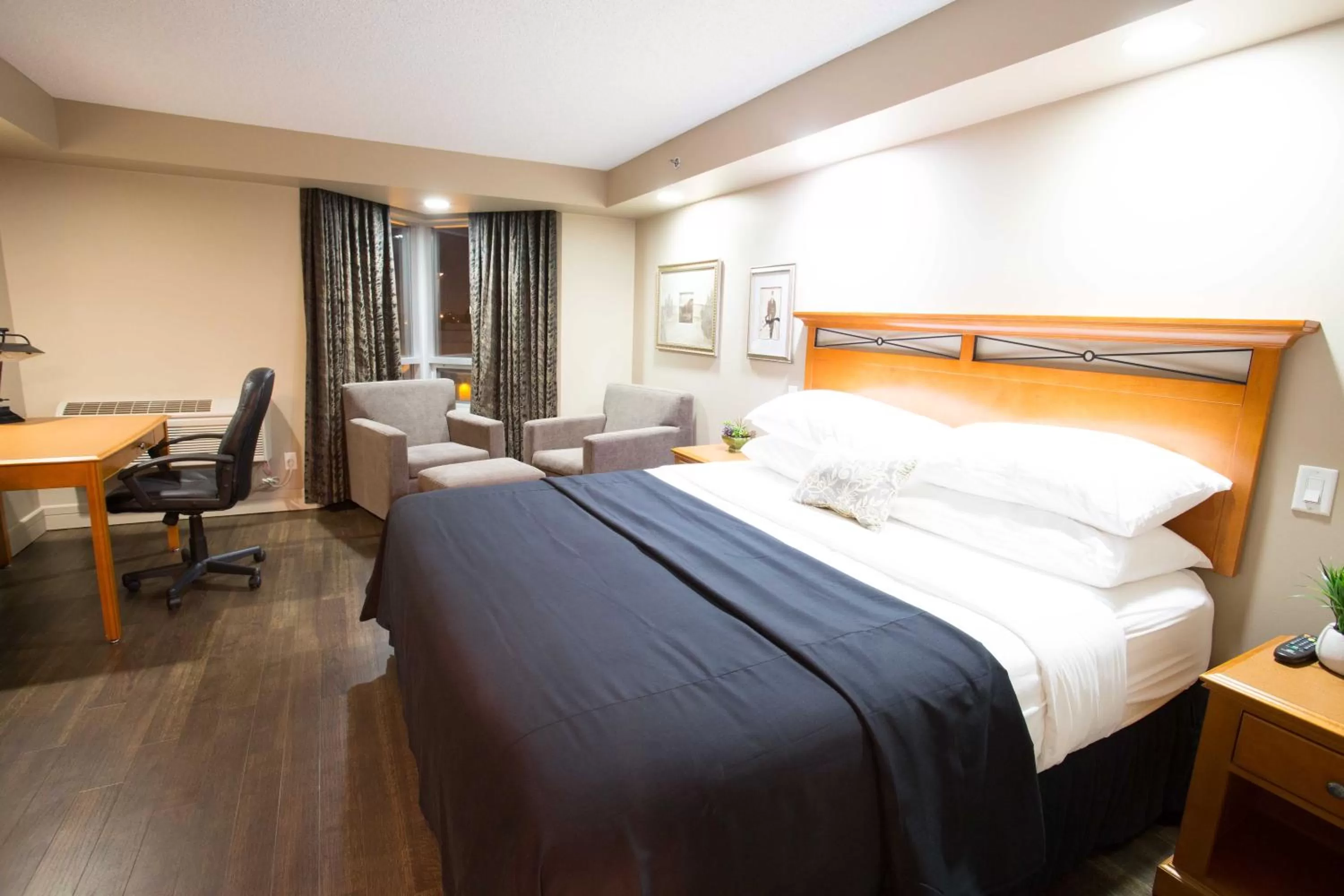 Photo of the whole room, Bed in Royal Hotel West Edmonton, Trademark Collection by Wyndham