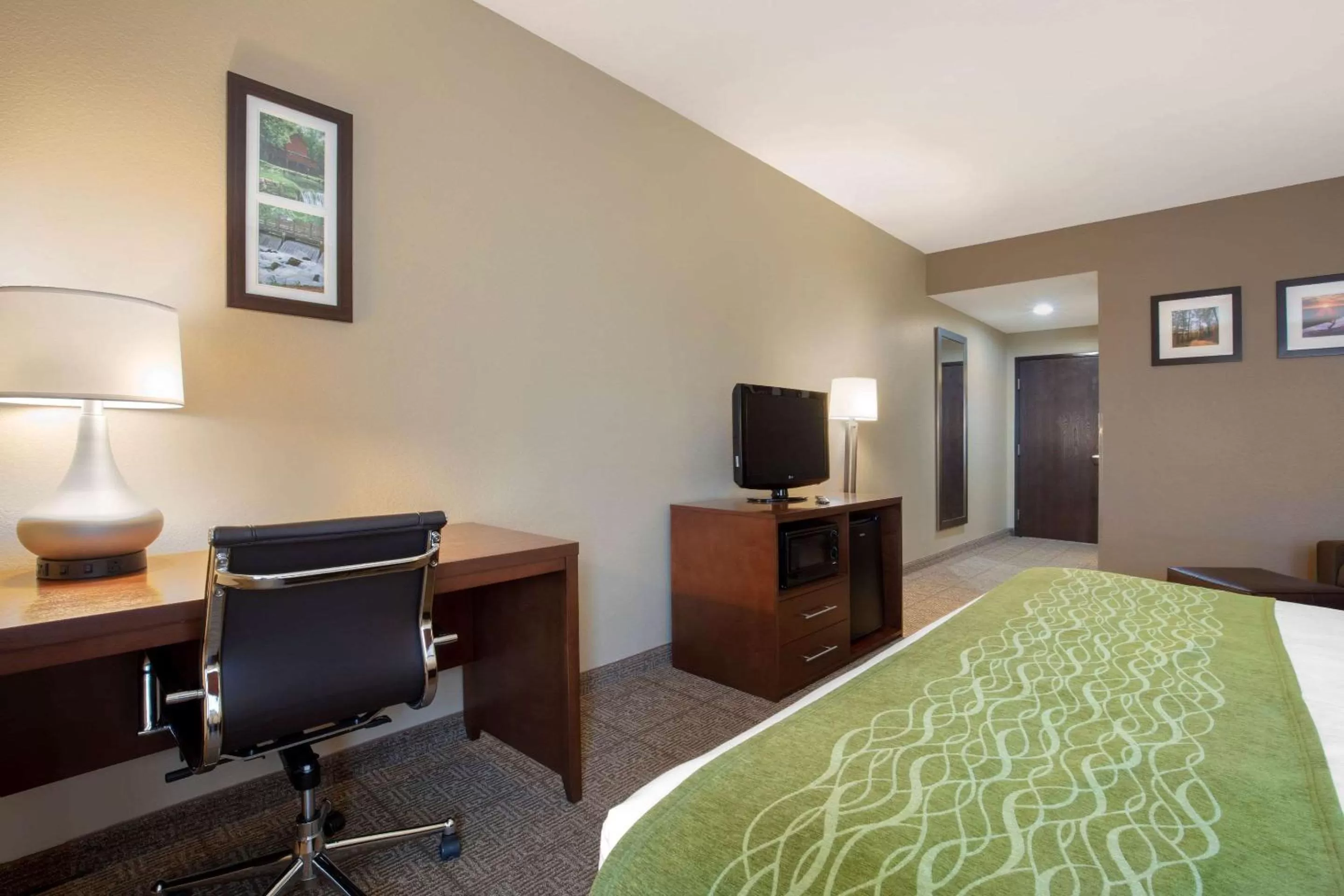 Photo of the whole room, Bed in Comfort Inn Willow Springs US 60 and US 63