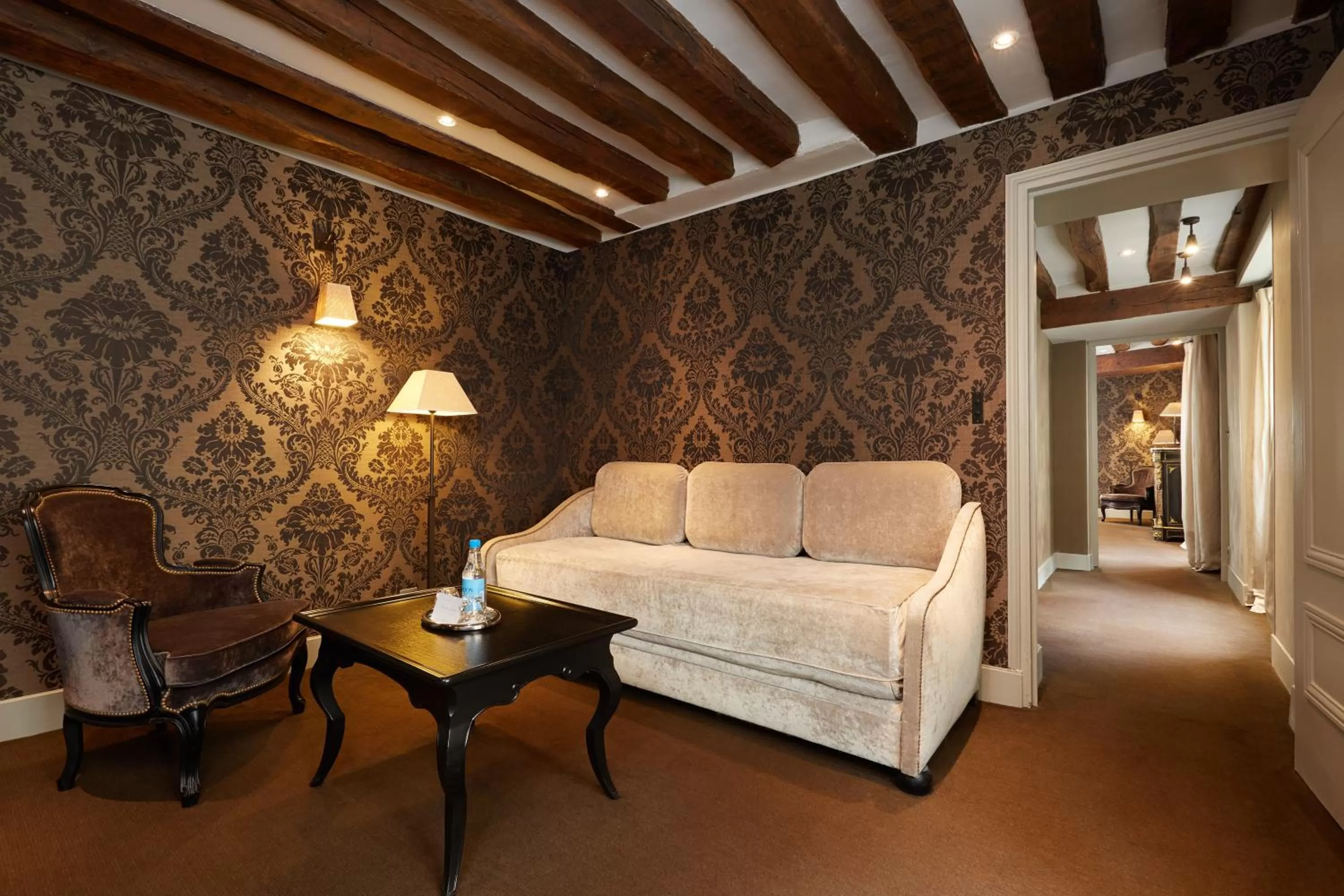 Photo of the whole room, Bed in Le Pavillon de la Reine & Spa, Place des Vosges