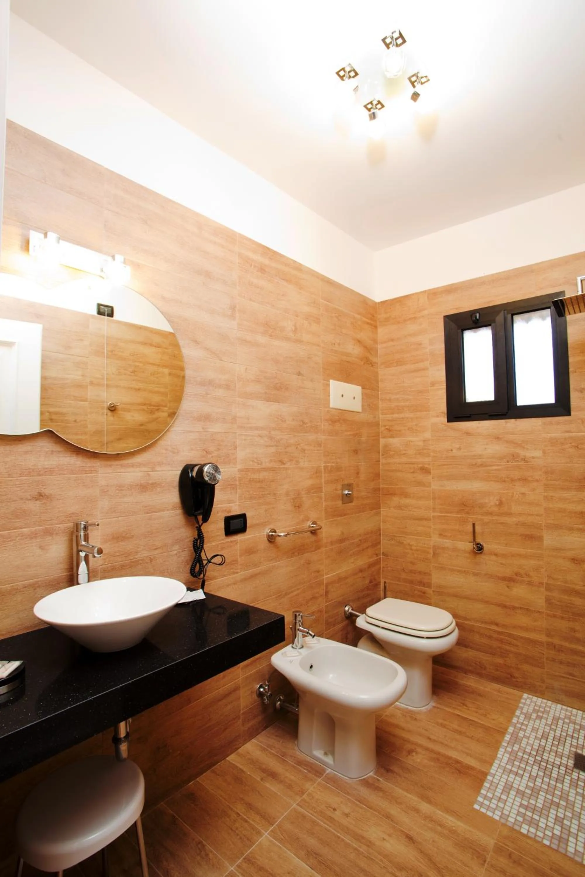 Toilet in Momi's Hotel