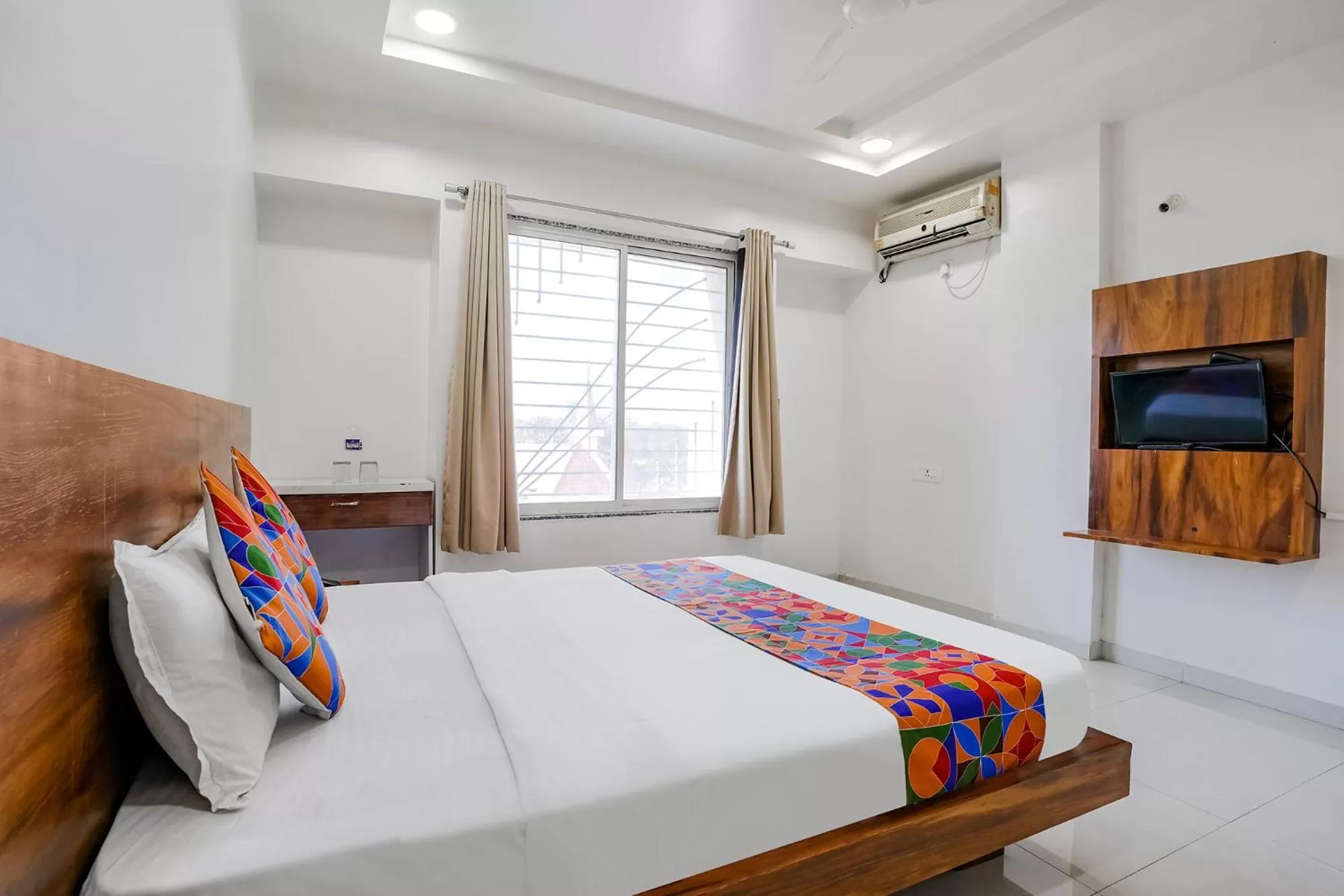 Communal lounge/ TV room, Bed in FabHotel Omkar Executive
