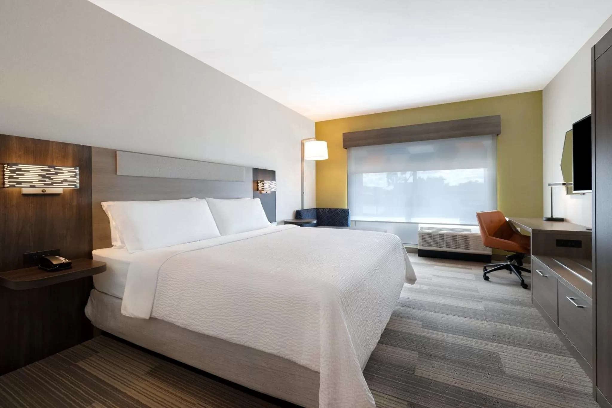 Photo of the whole room, Bed in Holiday Inn Express & Suites - Glendale Downtown