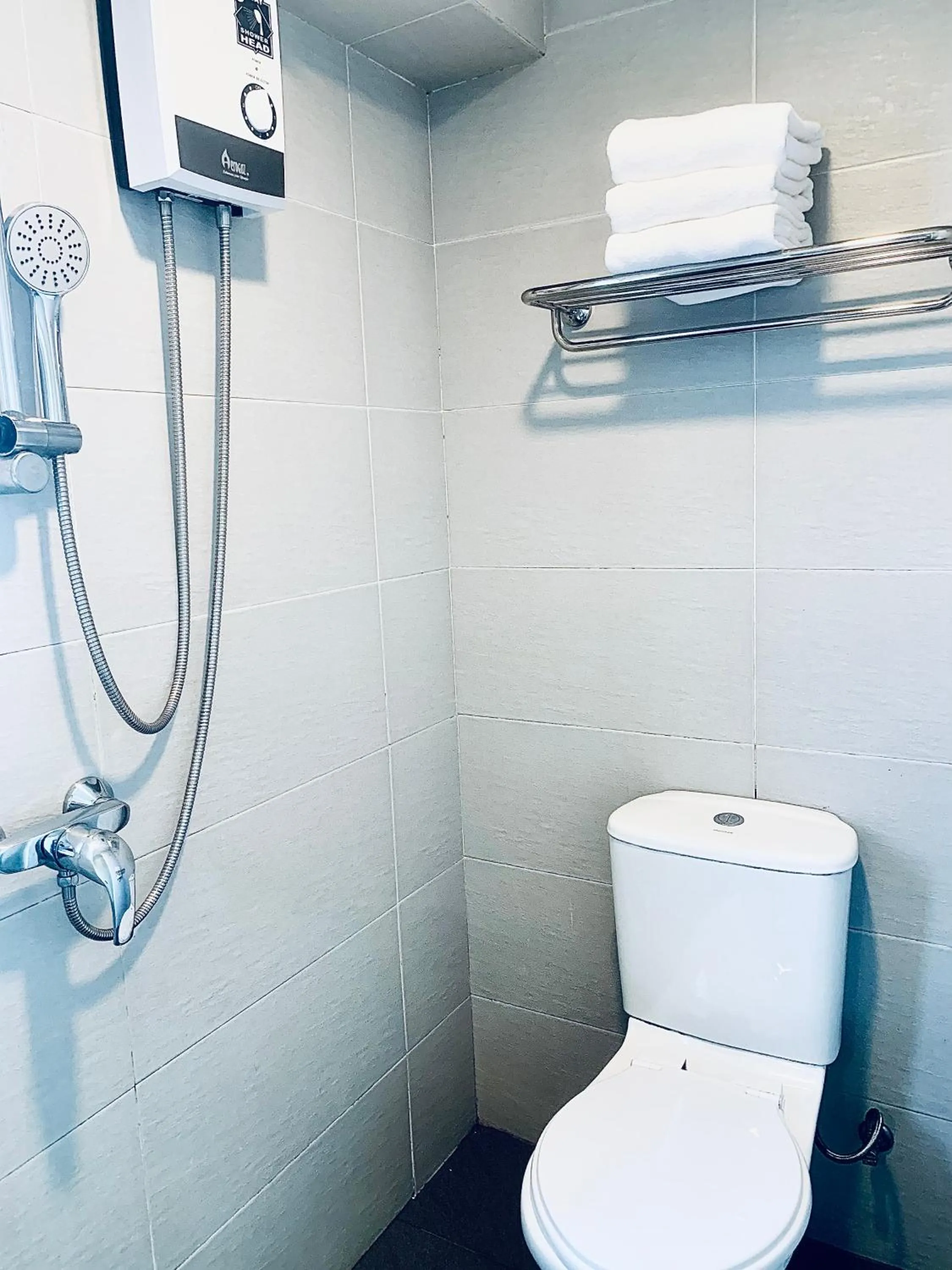 Toilet in Sandpiper Hotel Singapore