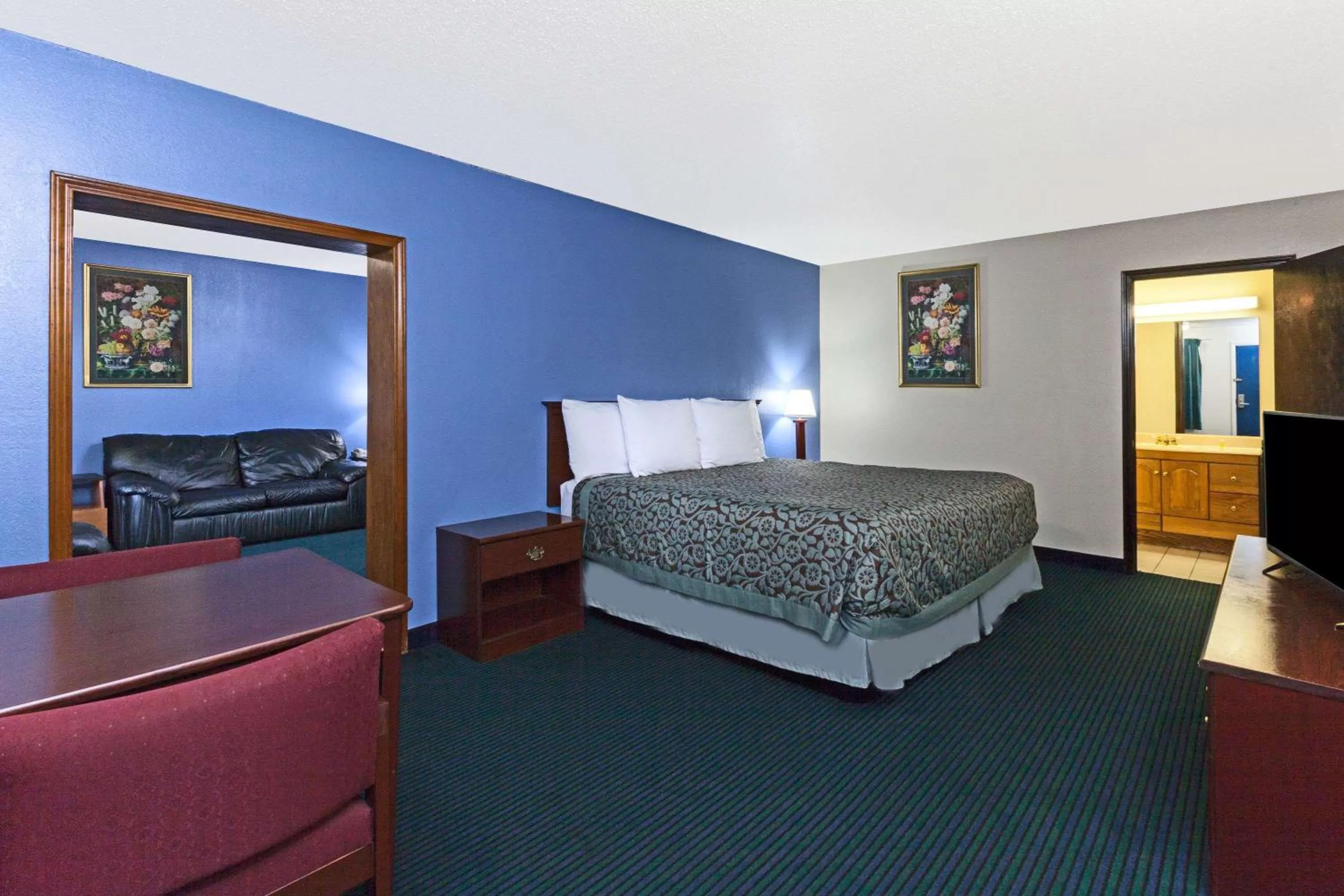 Photo of the whole room, Bed in Days Inn by Wyndham Oklahoma City Fairground