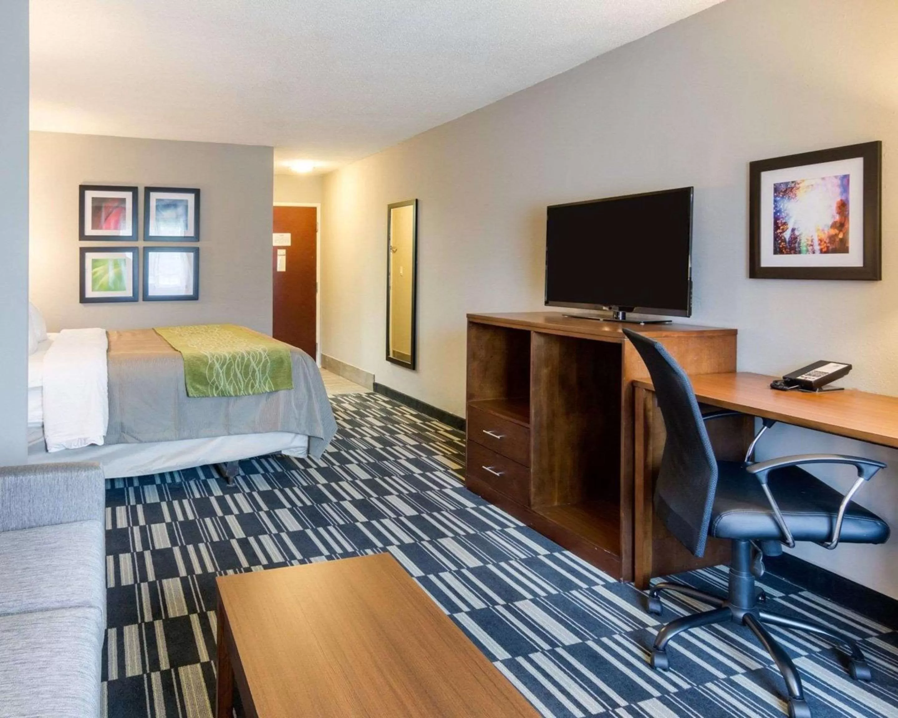 Photo of the whole room, Bed in Quality Inn & Suites Ashland near Kings Dominion