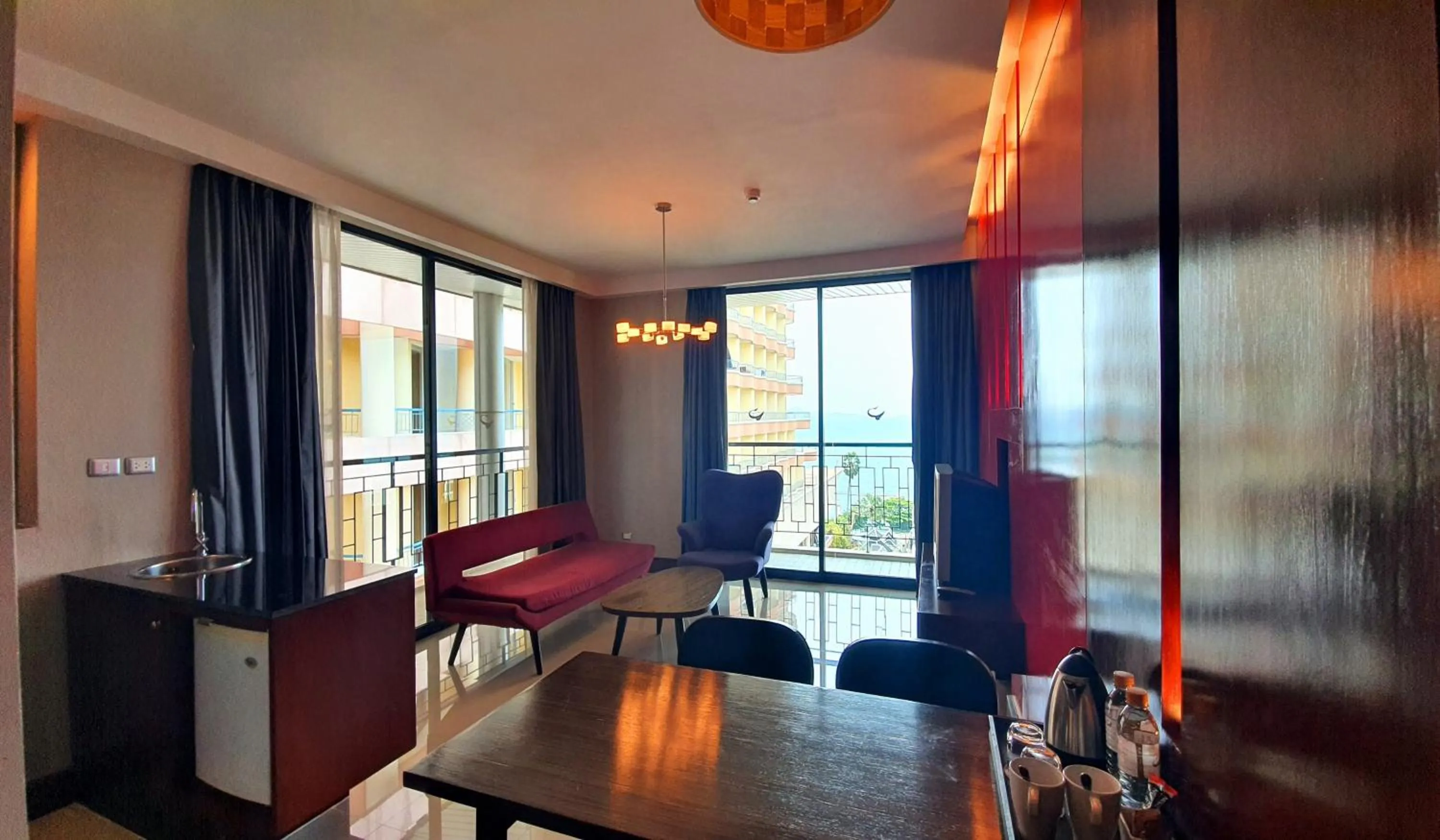Dining area in Long Beach Garden Hotel & Pavilions