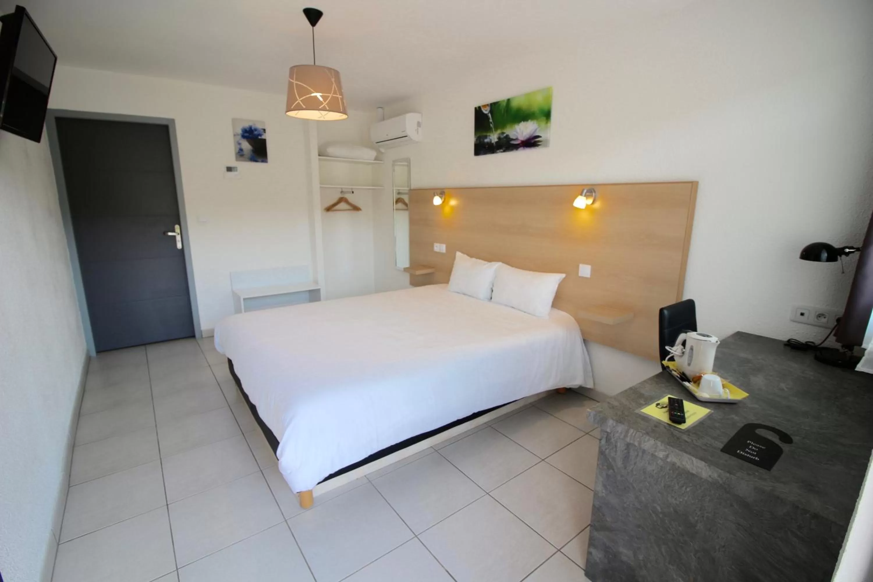 Photo of the whole room, Bed in Hôtel Le 15 Périgueux