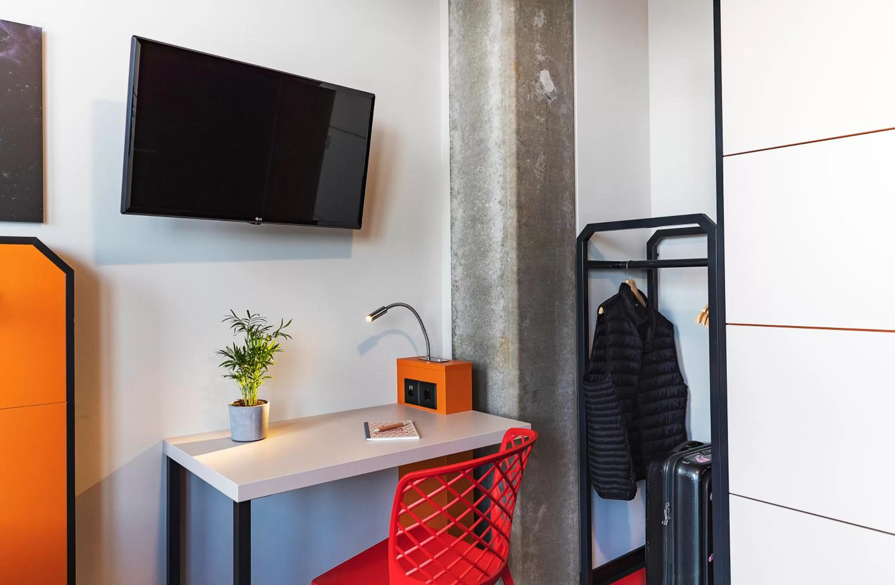 Bedroom, TV/Entertainment Center in MEININGER Hotel Genève Centre Charmilles