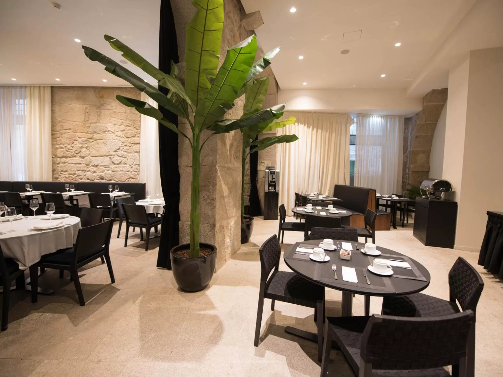 Restaurant/places to eat in Hotel Carris Porto Ribeira