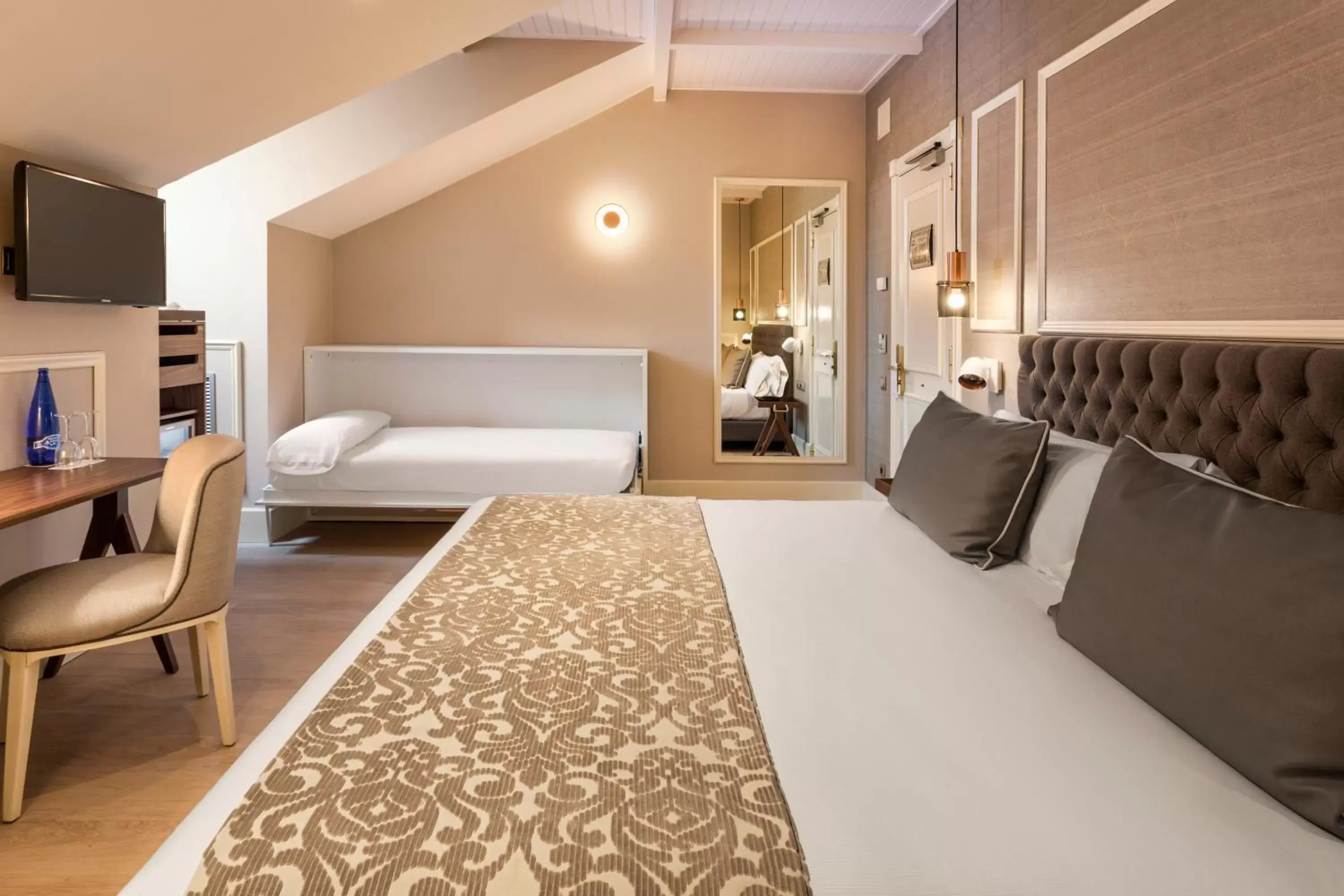 Triple Room in Catalonia Las Cortes Triple Room in Catalonia Las Cortes