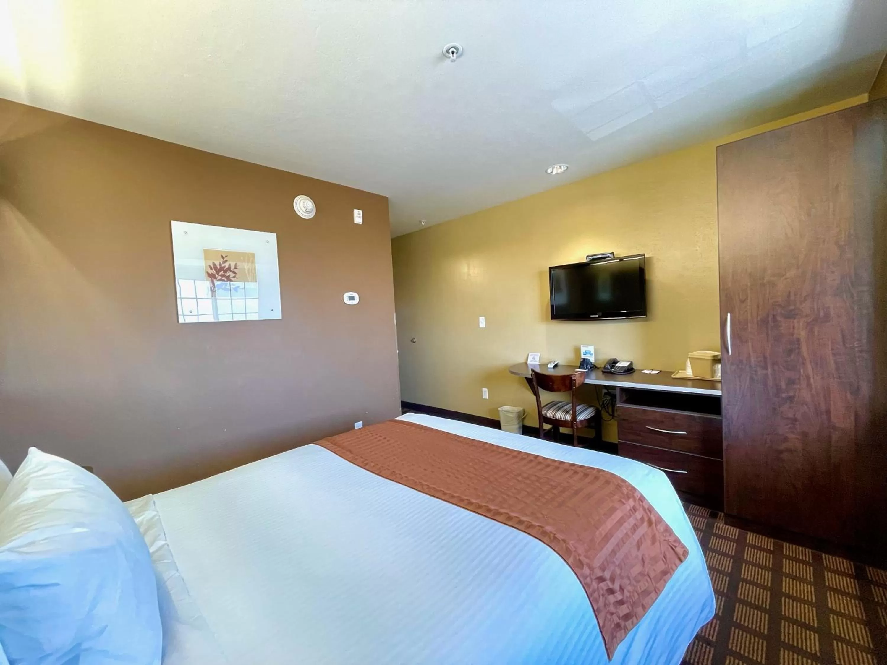 Bedroom, Bed in Microtel Inn & Suites by Wyndham Wheeler Ridge
