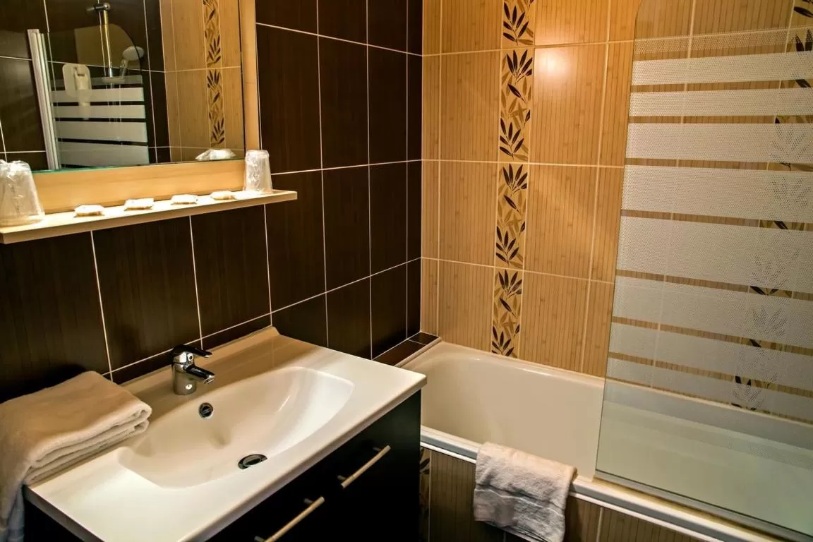 Bathroom in The Originals City, Hôtel La Siesta, Annonay Est