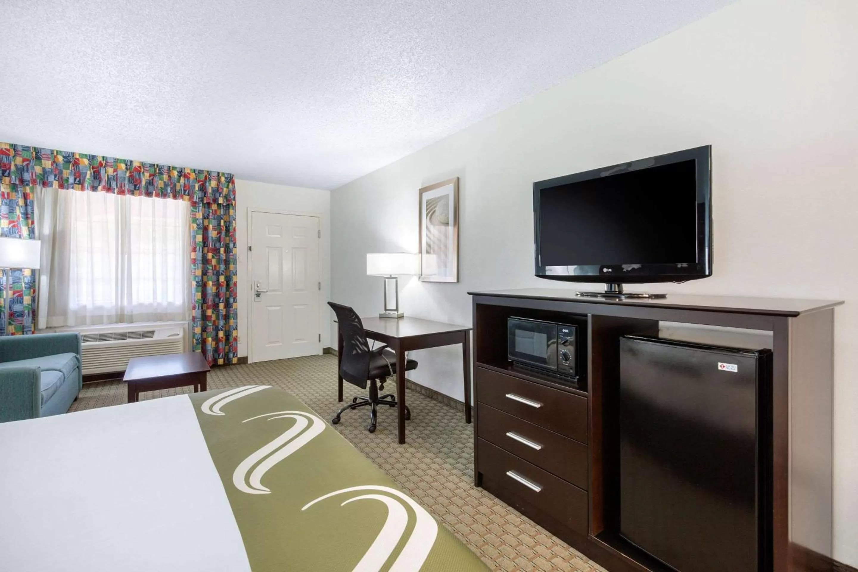 Photo of the whole room, Bed in Quality Inn Clute Freeport
