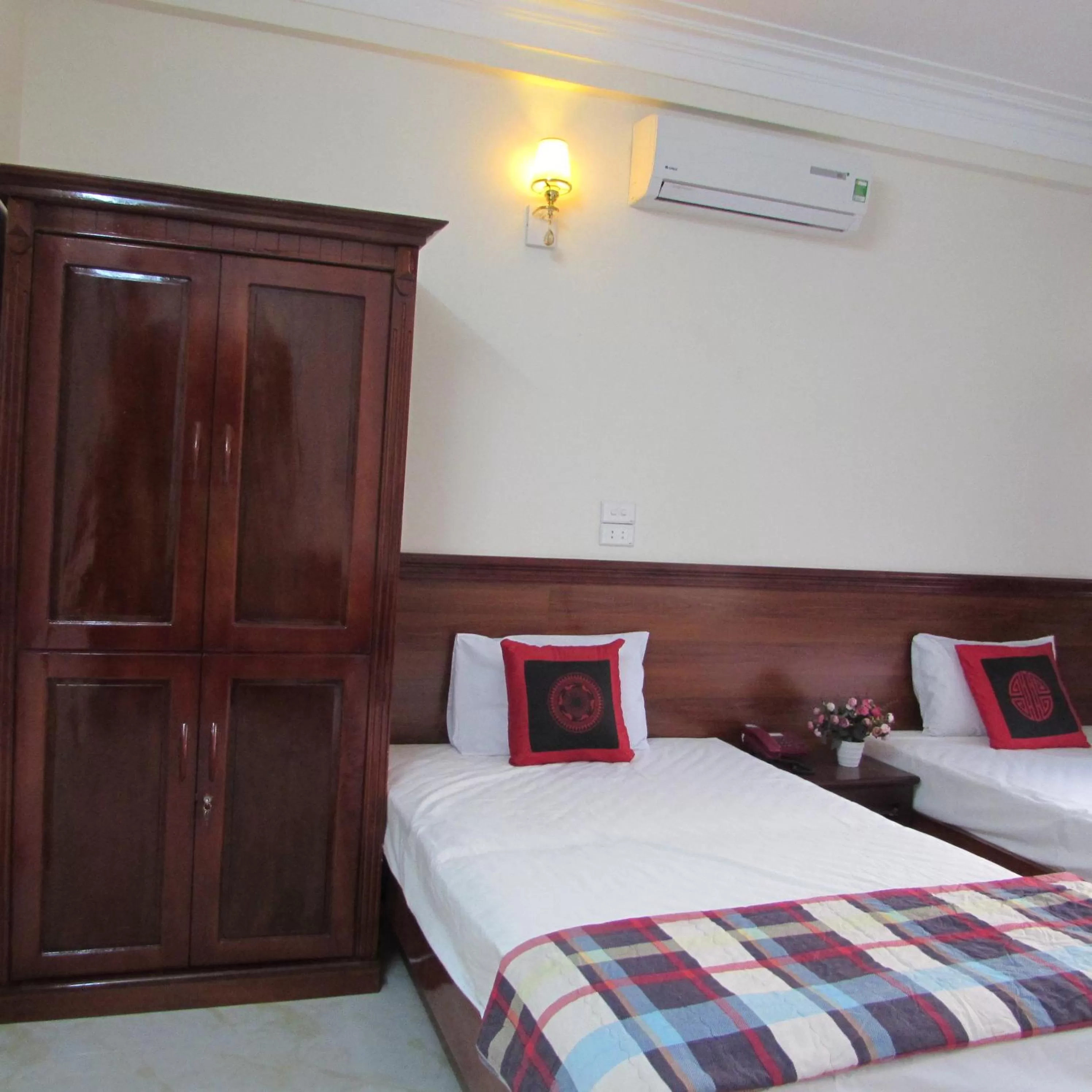 Bedroom, Bed in Viet Nhat Halong Hotel - Bai Chay