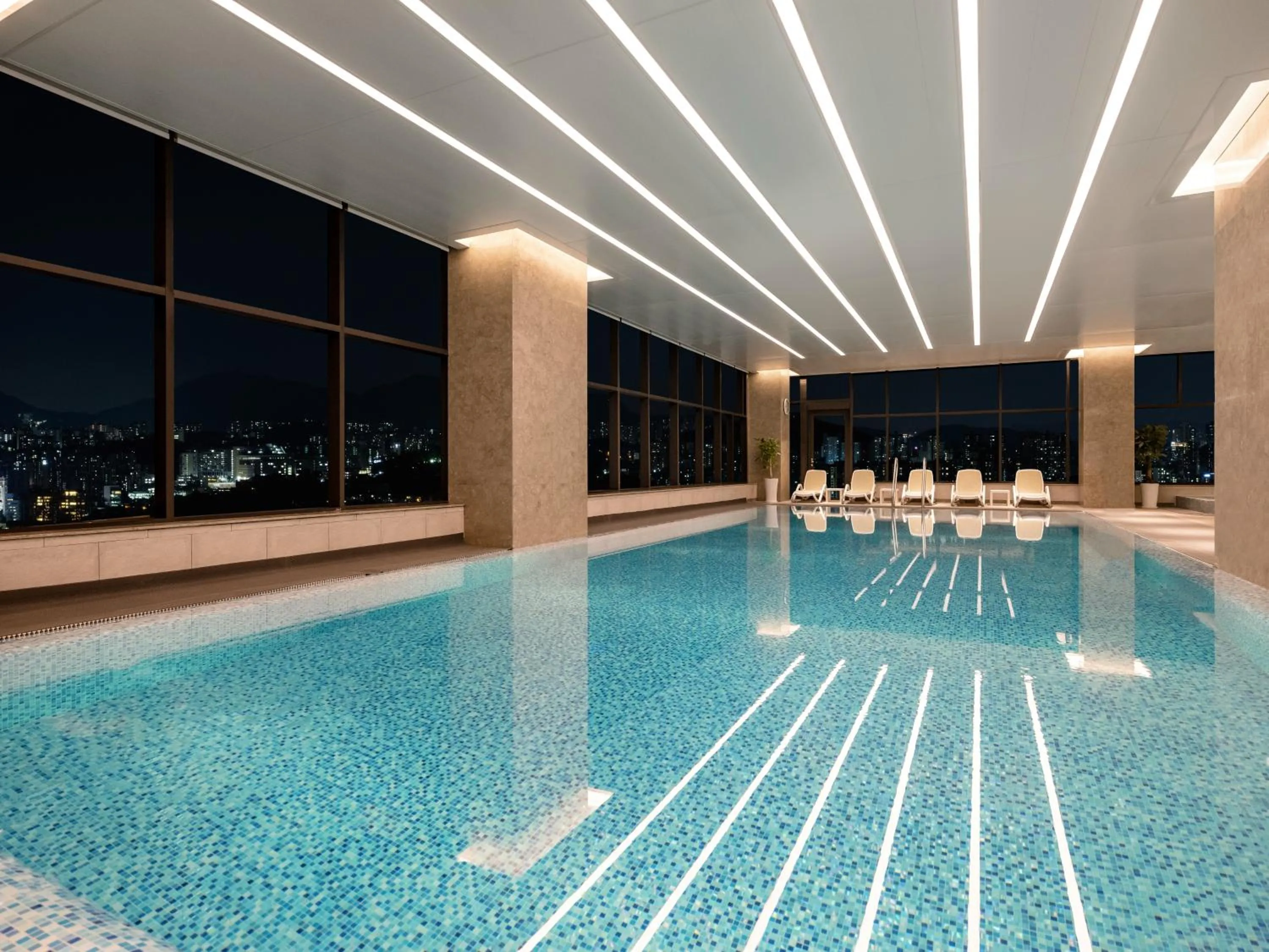 Swimming pool in Novotel Suites Ambassador Seoul Yongsan