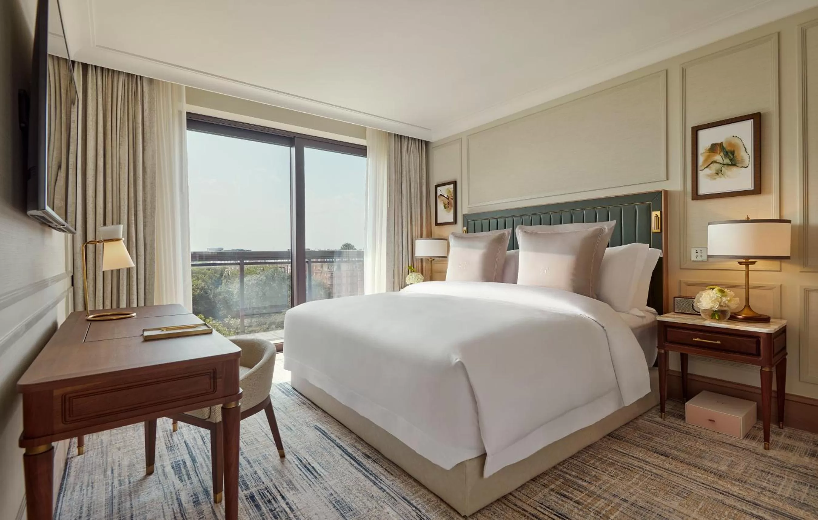 Photo of the whole room, Bed in Jumeirah Carlton Tower London