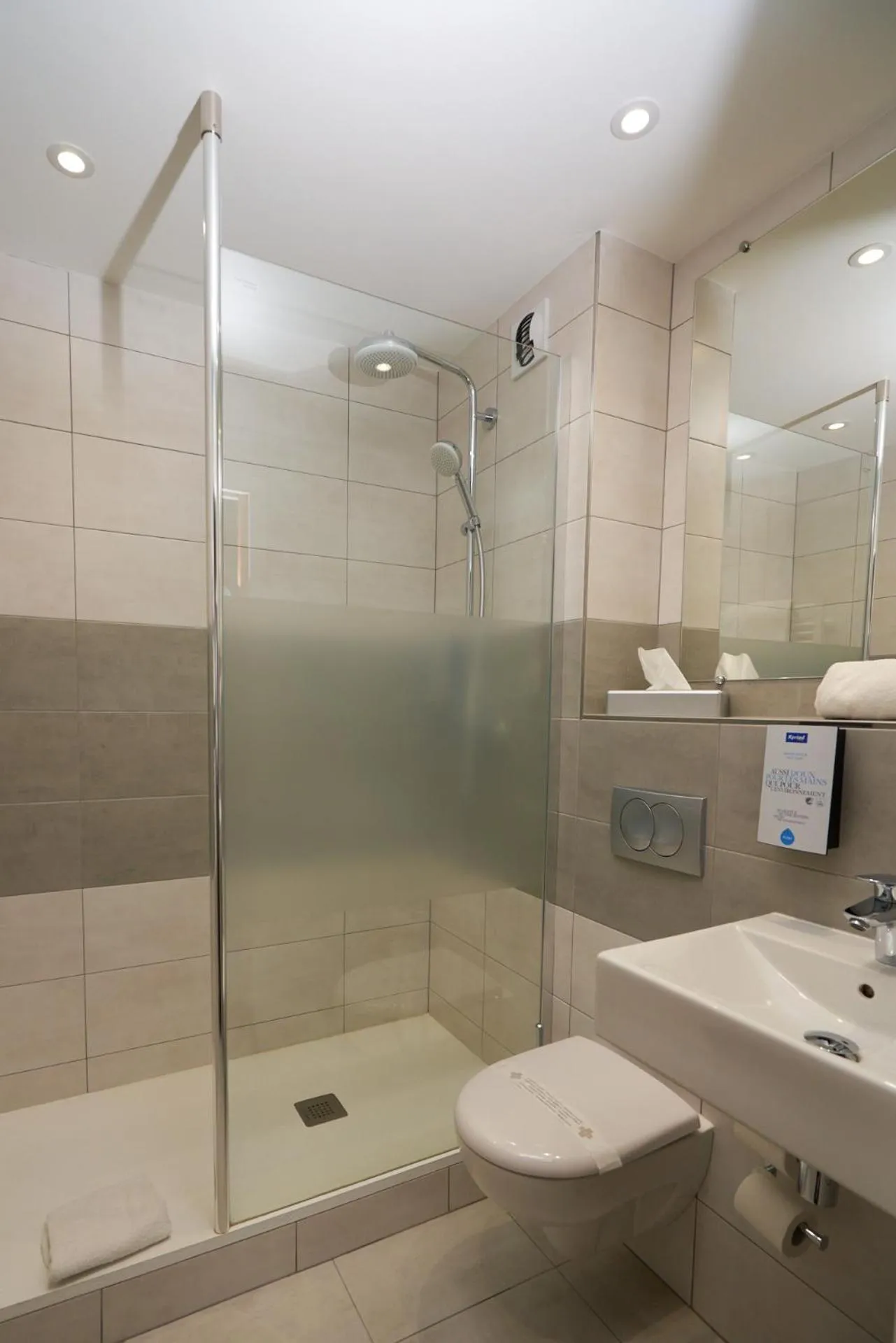 Shower in Kyriad Limoges Sud - Feytiat