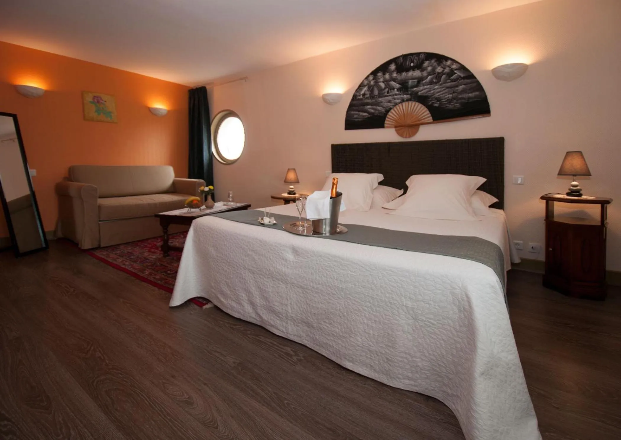 Day, Bed in Logis Hôtel Restaurant Le Coq Hardi