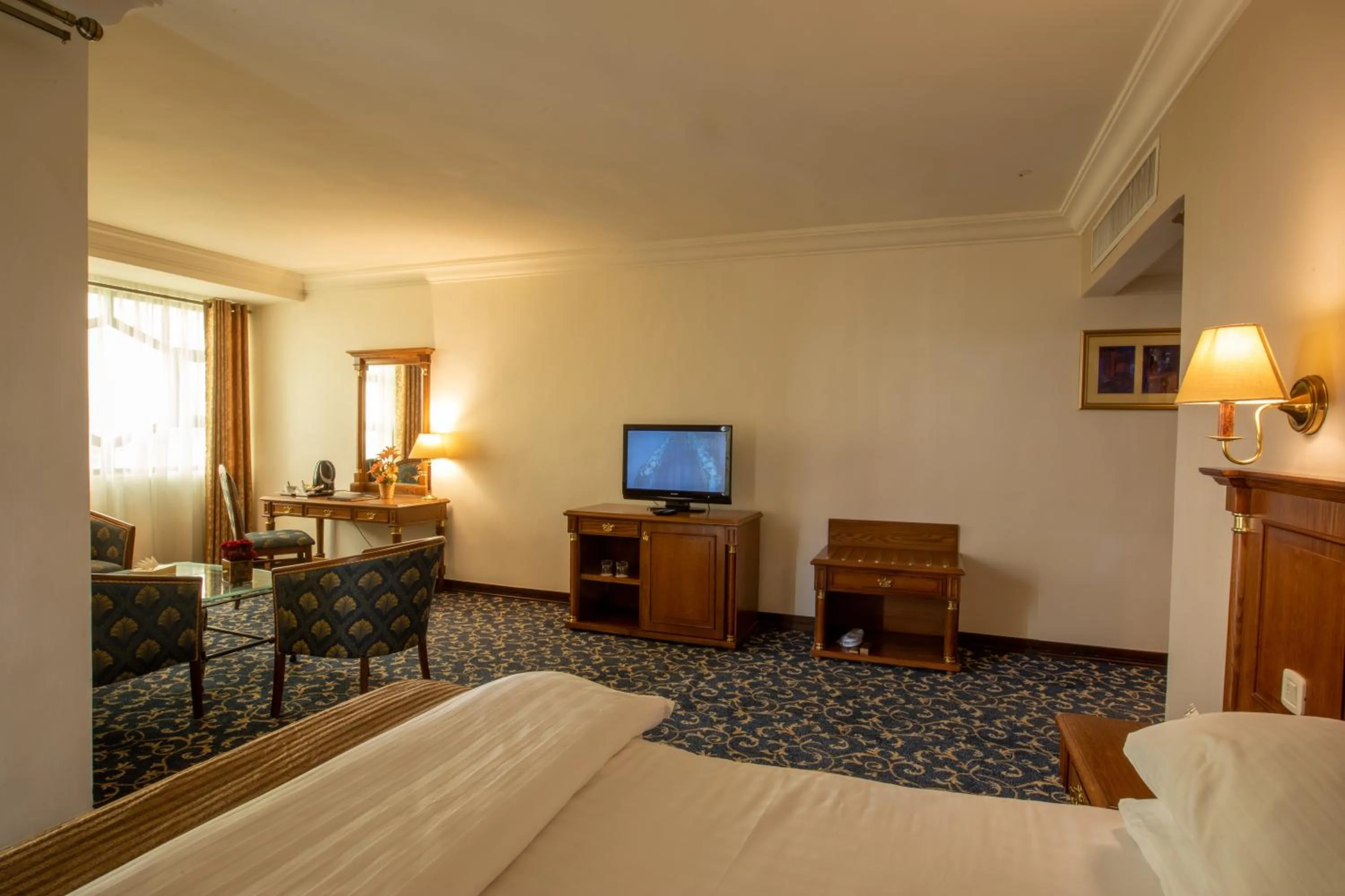 Photo of the whole room, Bed in Bristol Hotel