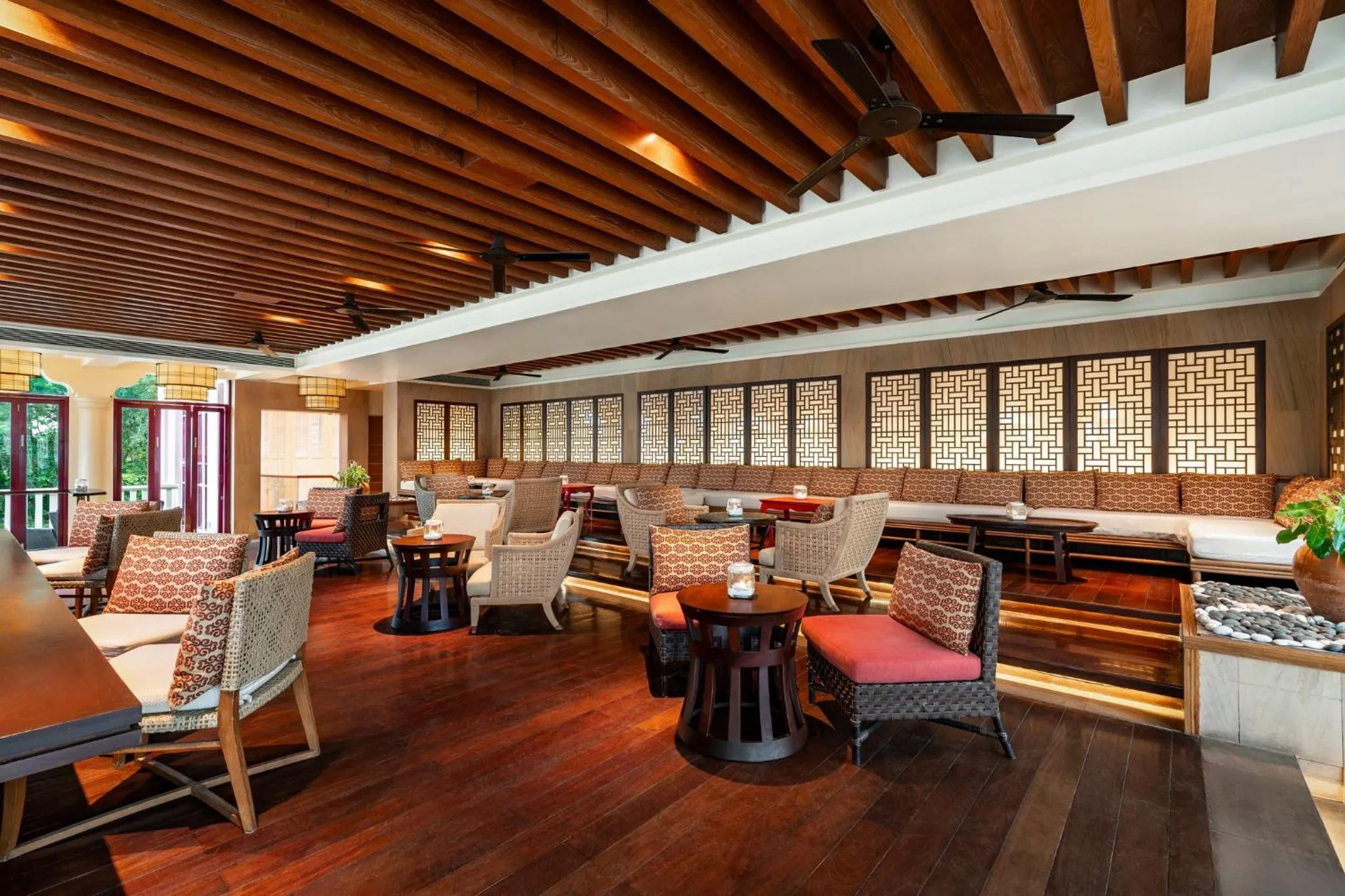 Lounge or bar in Centara Grand Beach Resort Phuket