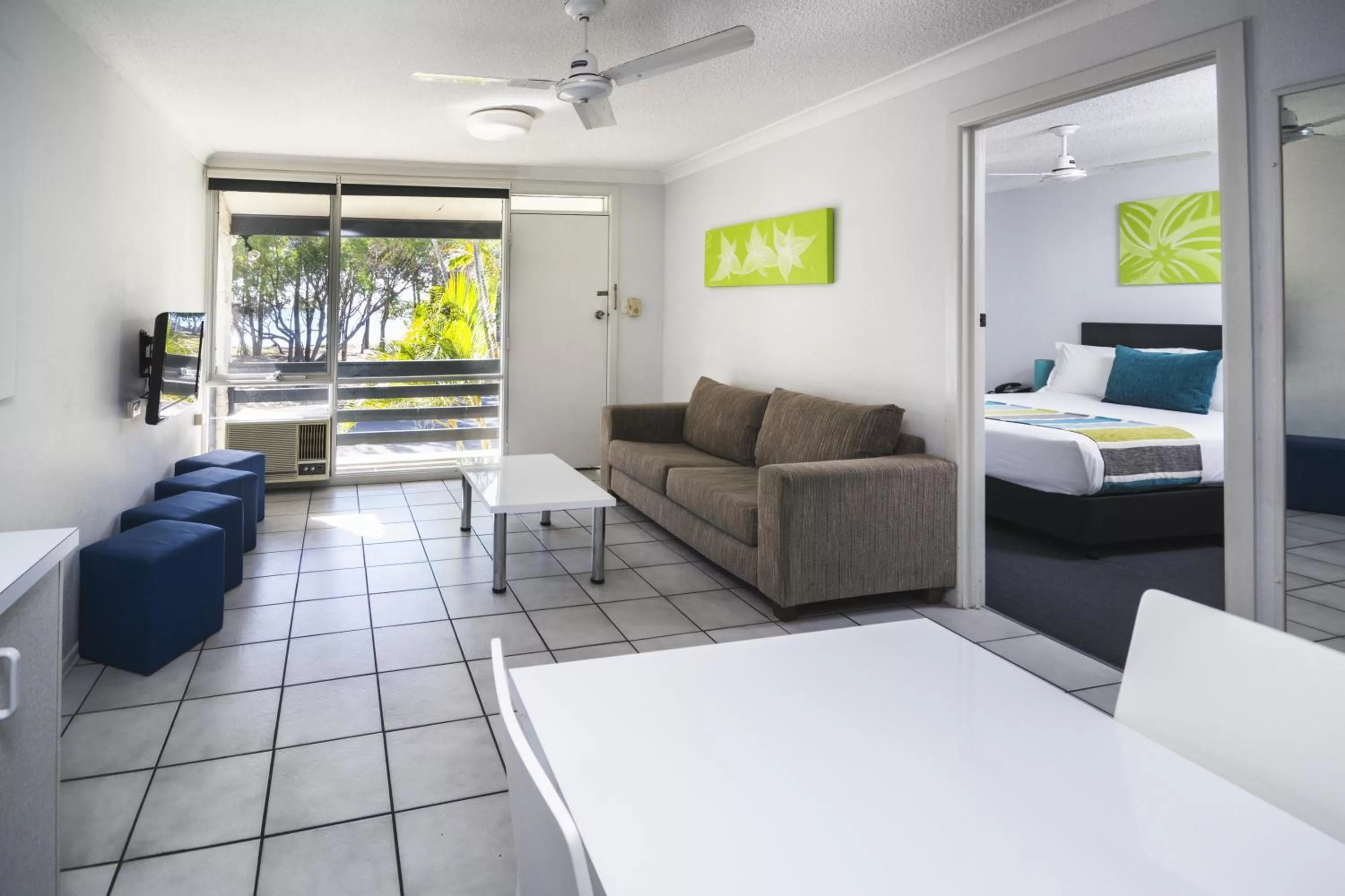 Kitchen or kitchenette, Bed in The Beach Motel Hervey Bay
