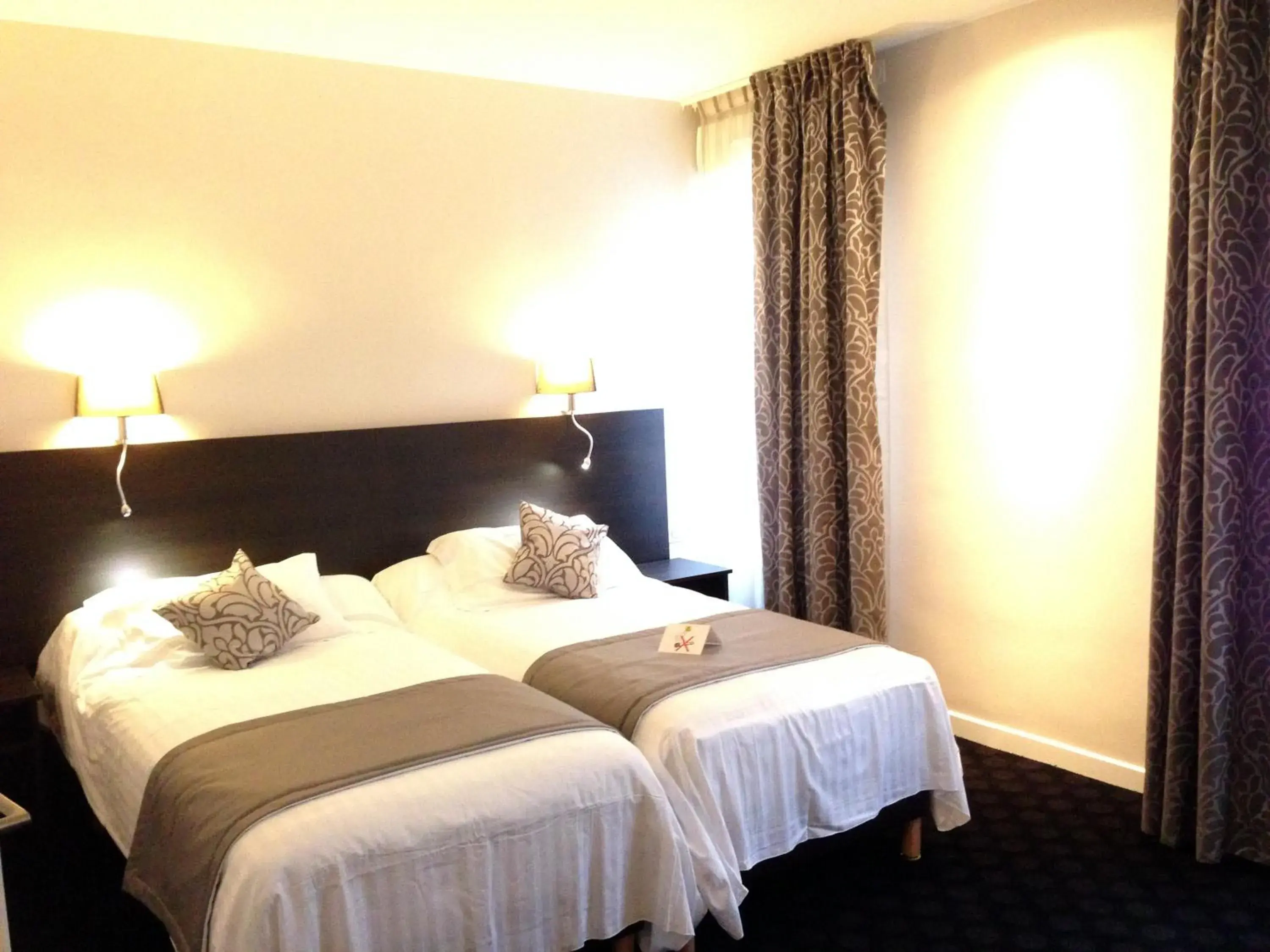 Comfort Twin Room with Shower in Logis Le Midland Comfort Twin Room with Shower in Logis Le Midland