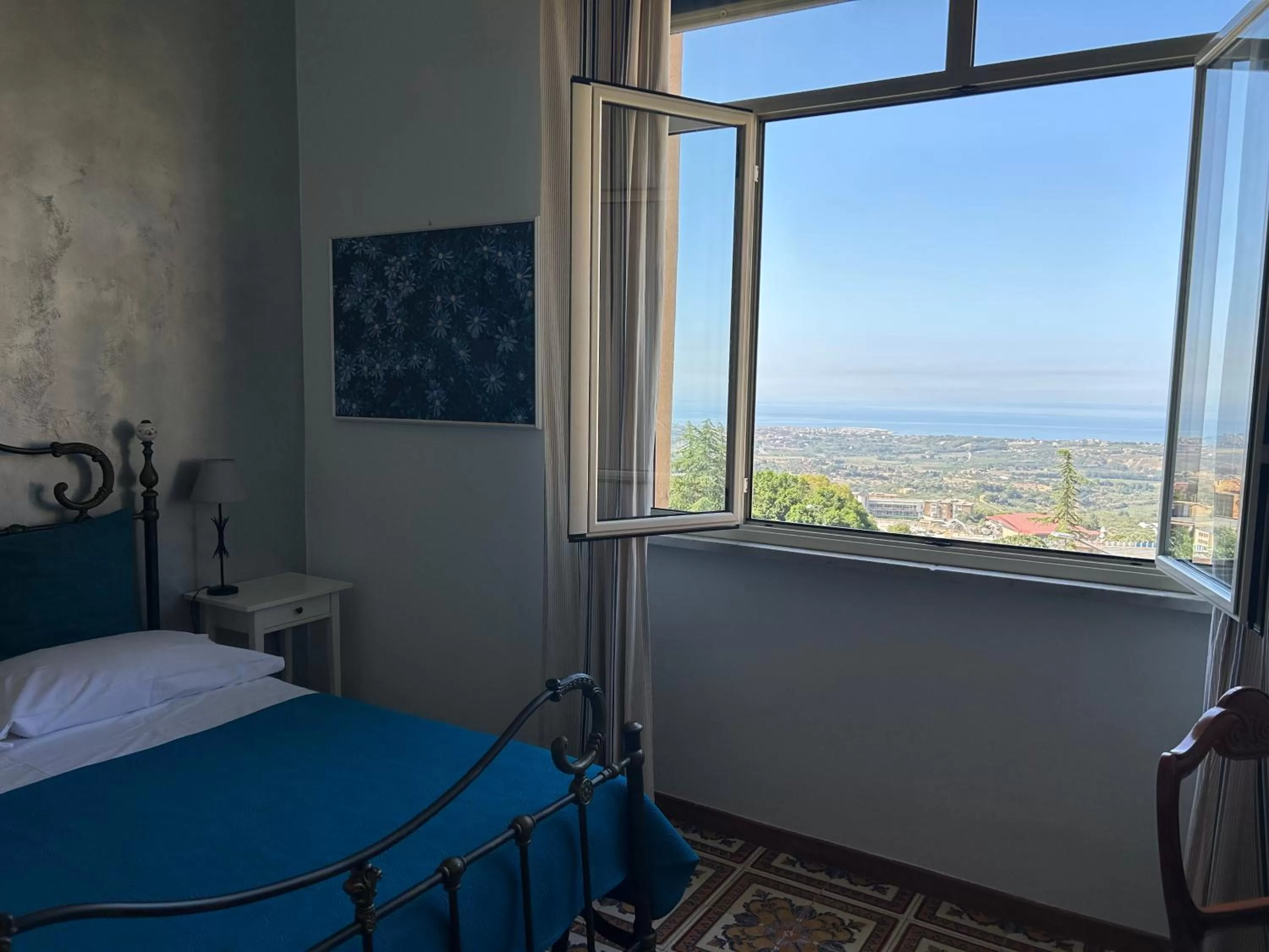 Photo of the whole room, Bed in La Finestra sulla Valle