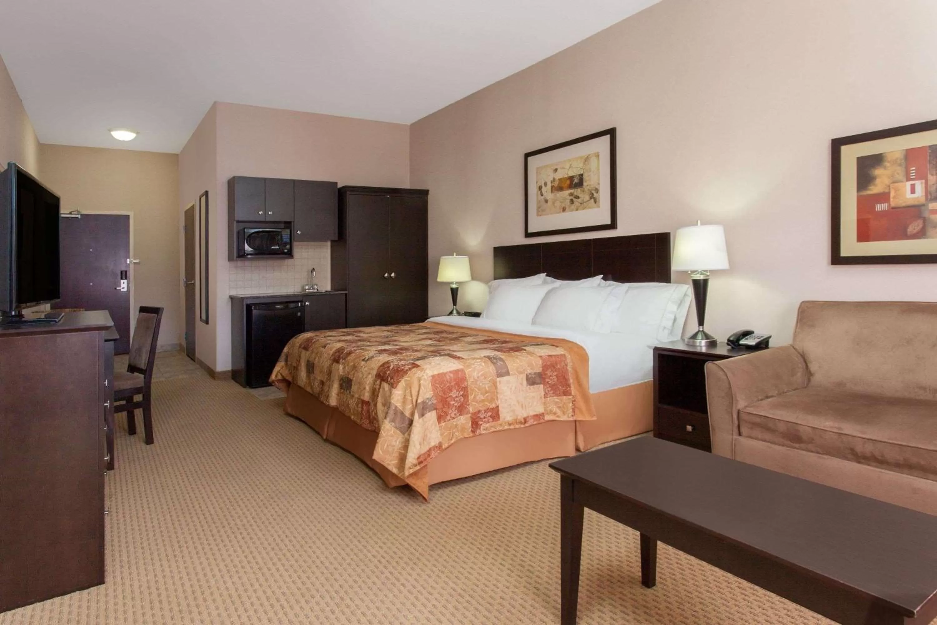 Photo of the whole room, Bed in Ramada by Wyndham Brooks
