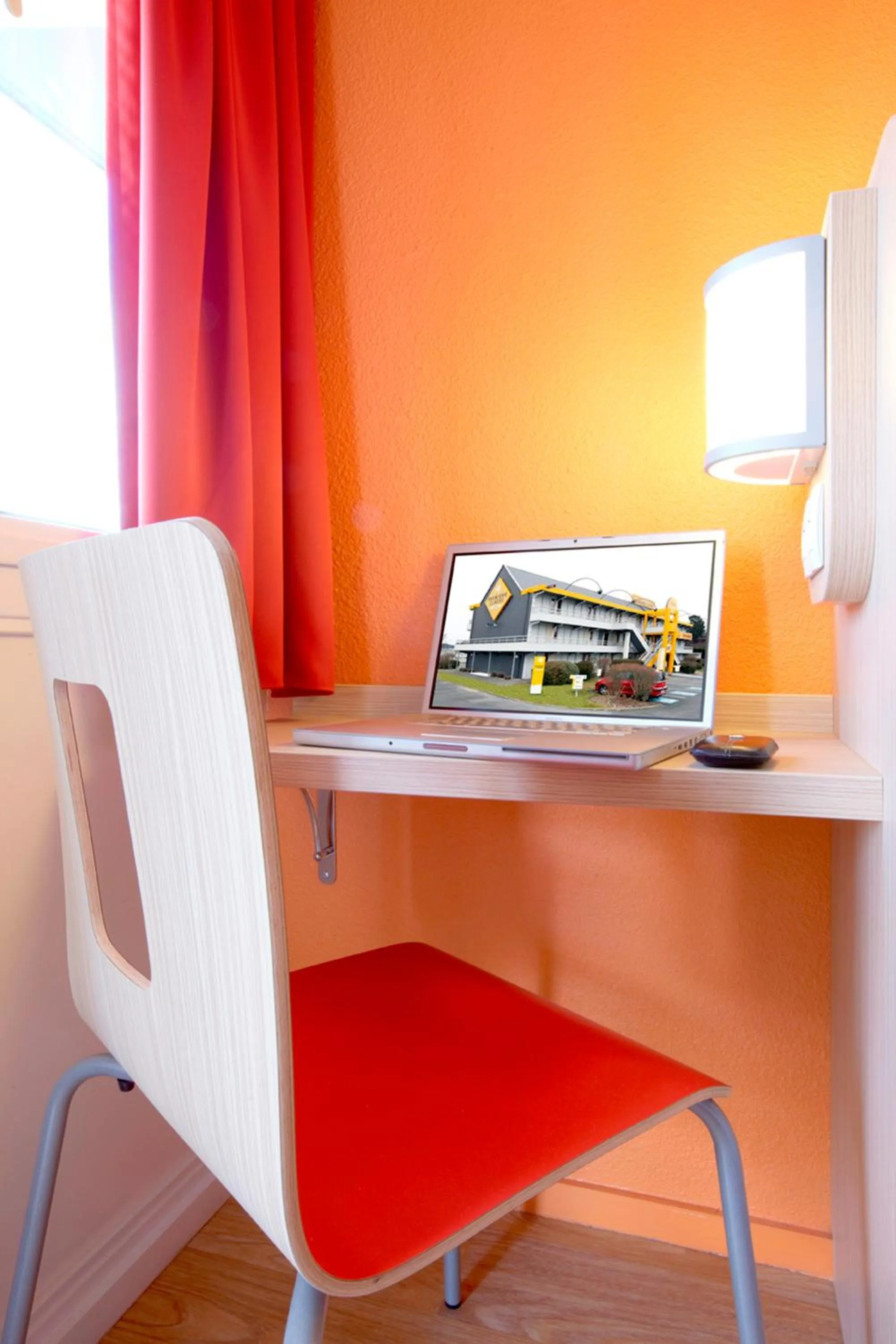 Seating area in Premiere Classe Bordeaux Sud - Pessac Becquerel