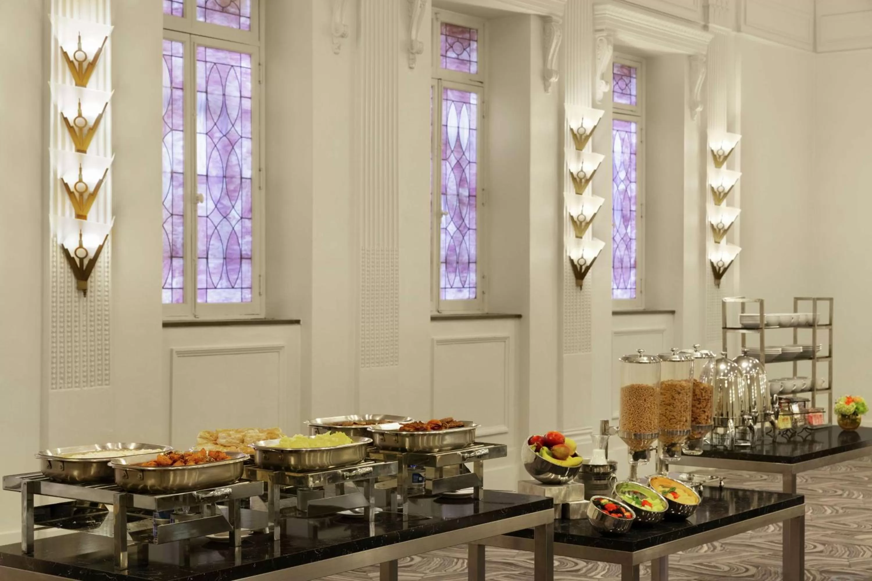 Dining area in Hilton New Orleans / St. Charles Avenue