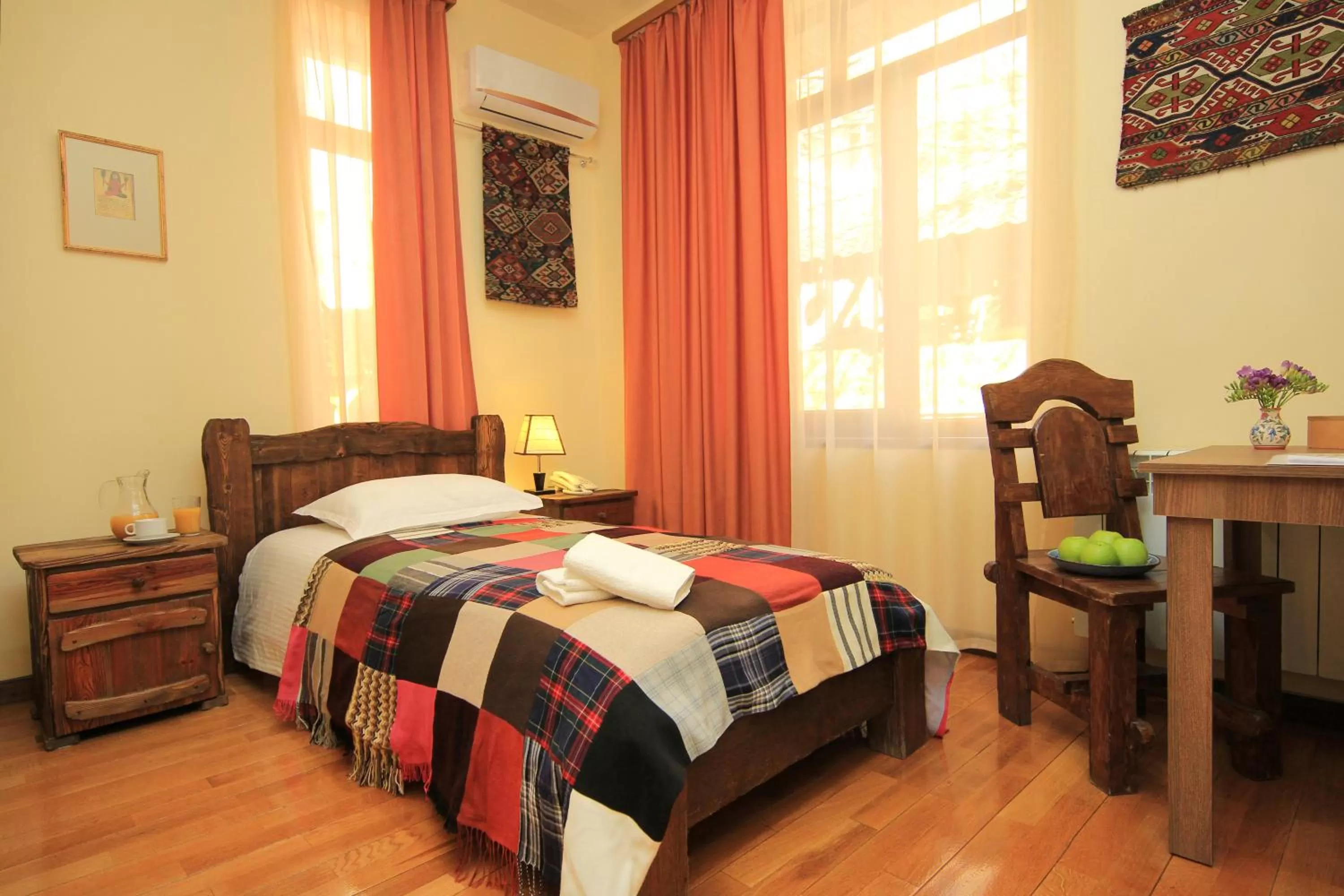 Photo of the whole room, Bed in Silk Road Hotel