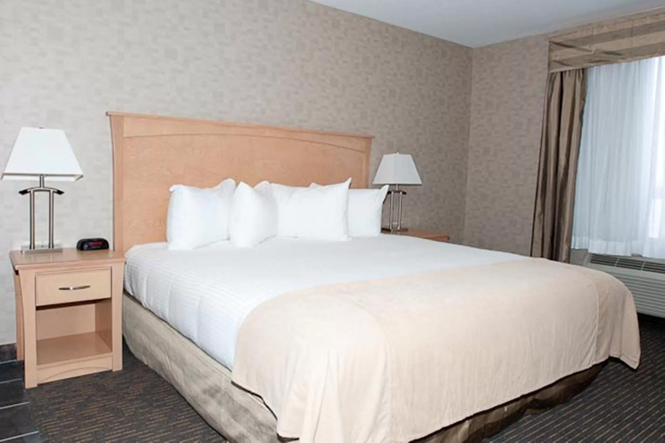 Bed in Paradise Inn and Suites