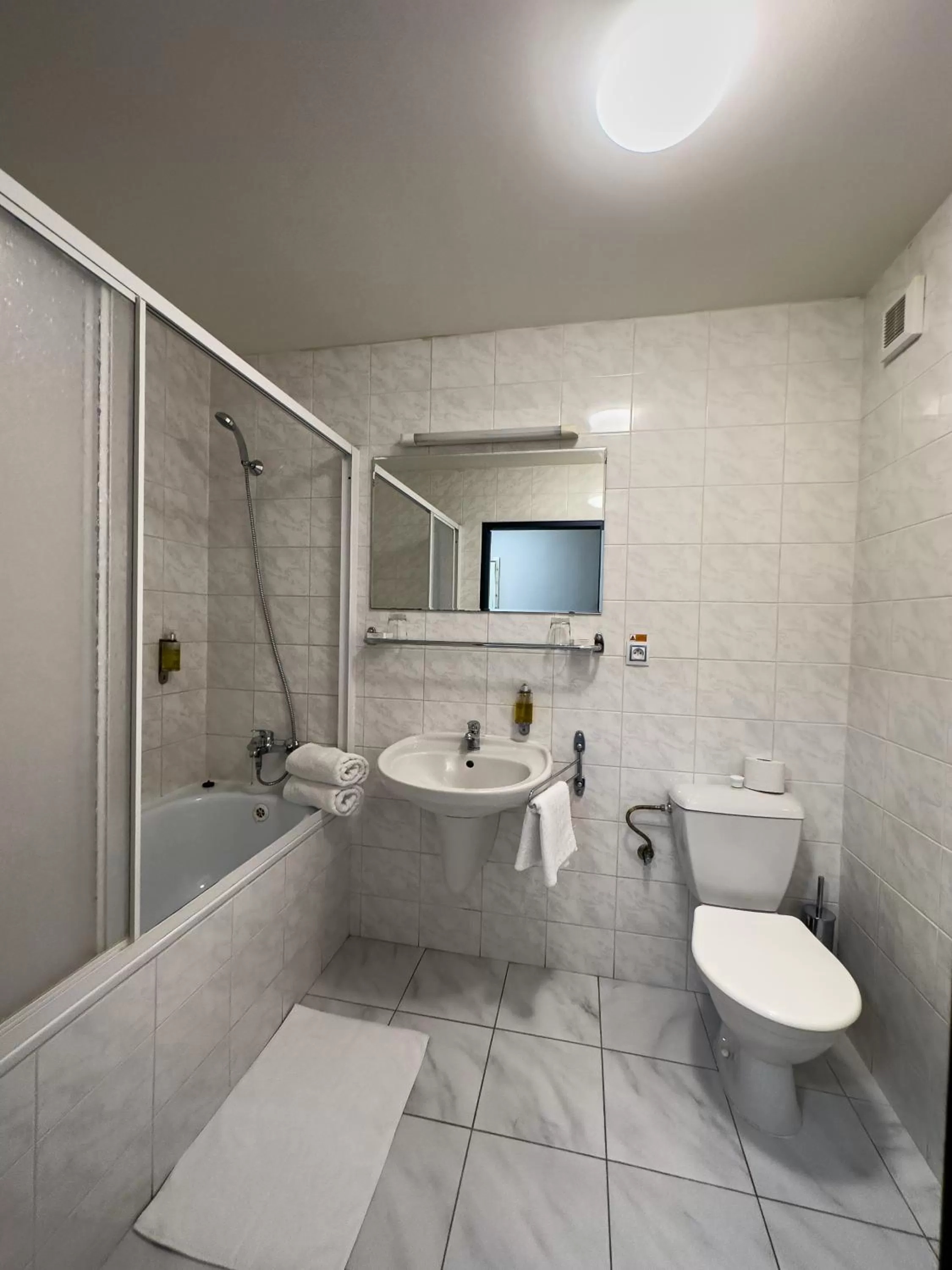 Bathroom in Hotel Theresia