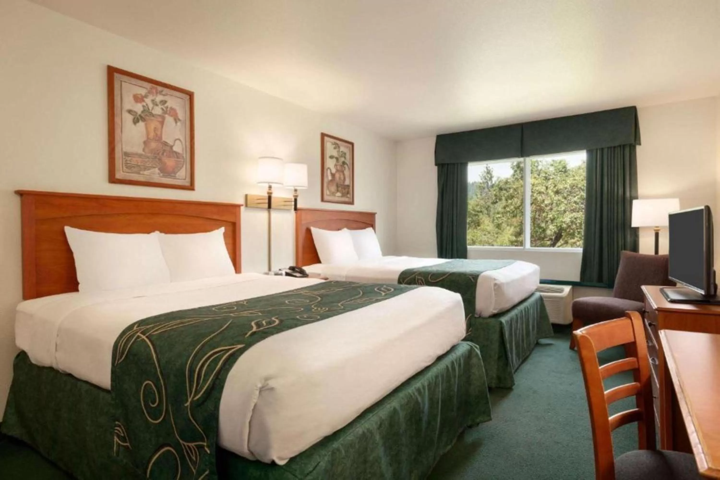 Bed in Travelodge by Wyndham Dunsmuir