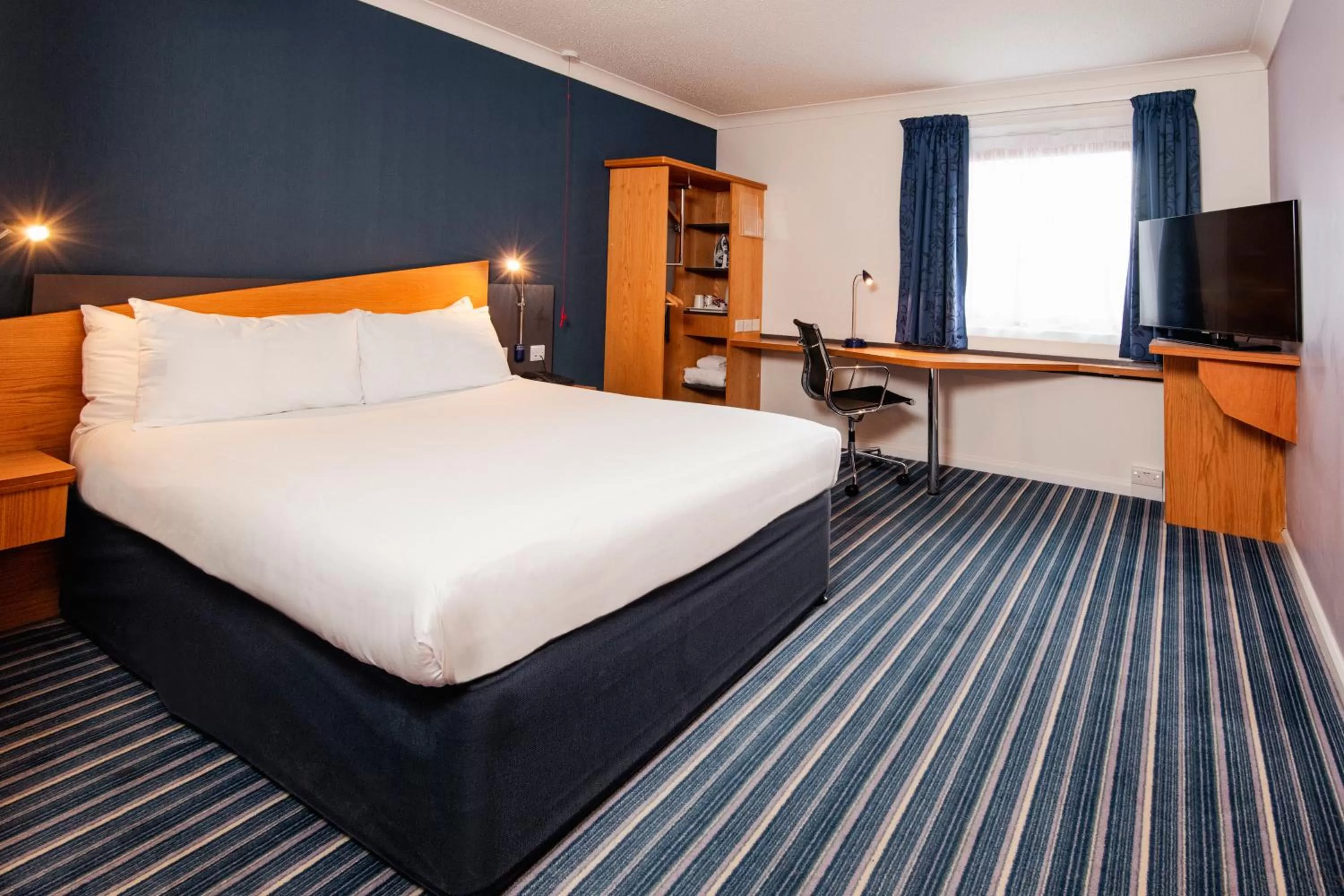 Bedroom, Bed in Holiday Inn Express Northampton - South by IHG