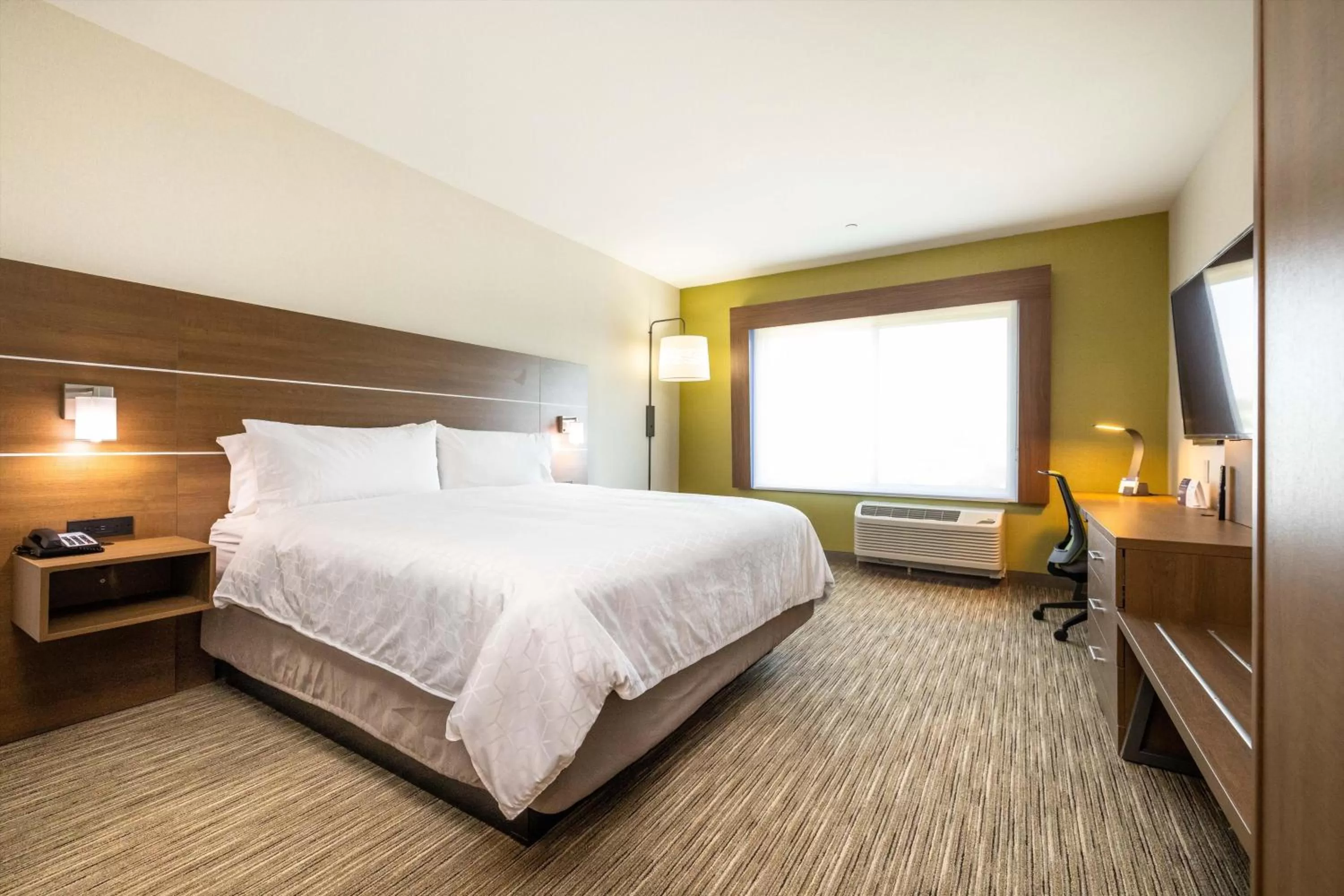 Photo of the whole room, Bed in Holiday Inn Express & Suites - San Jose Silicon Valley by IHG