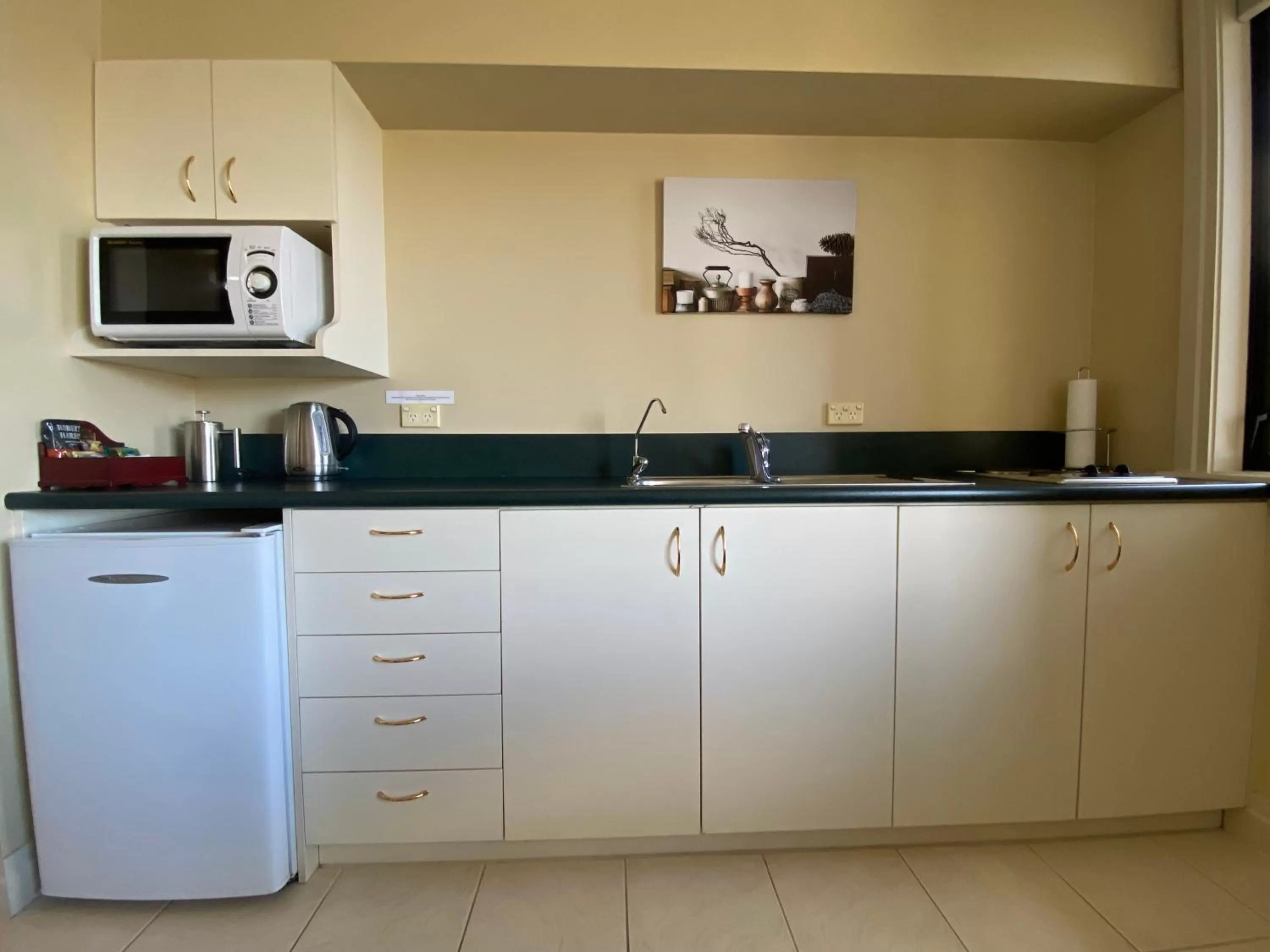 Kitchen or kitchenette in Motel On York