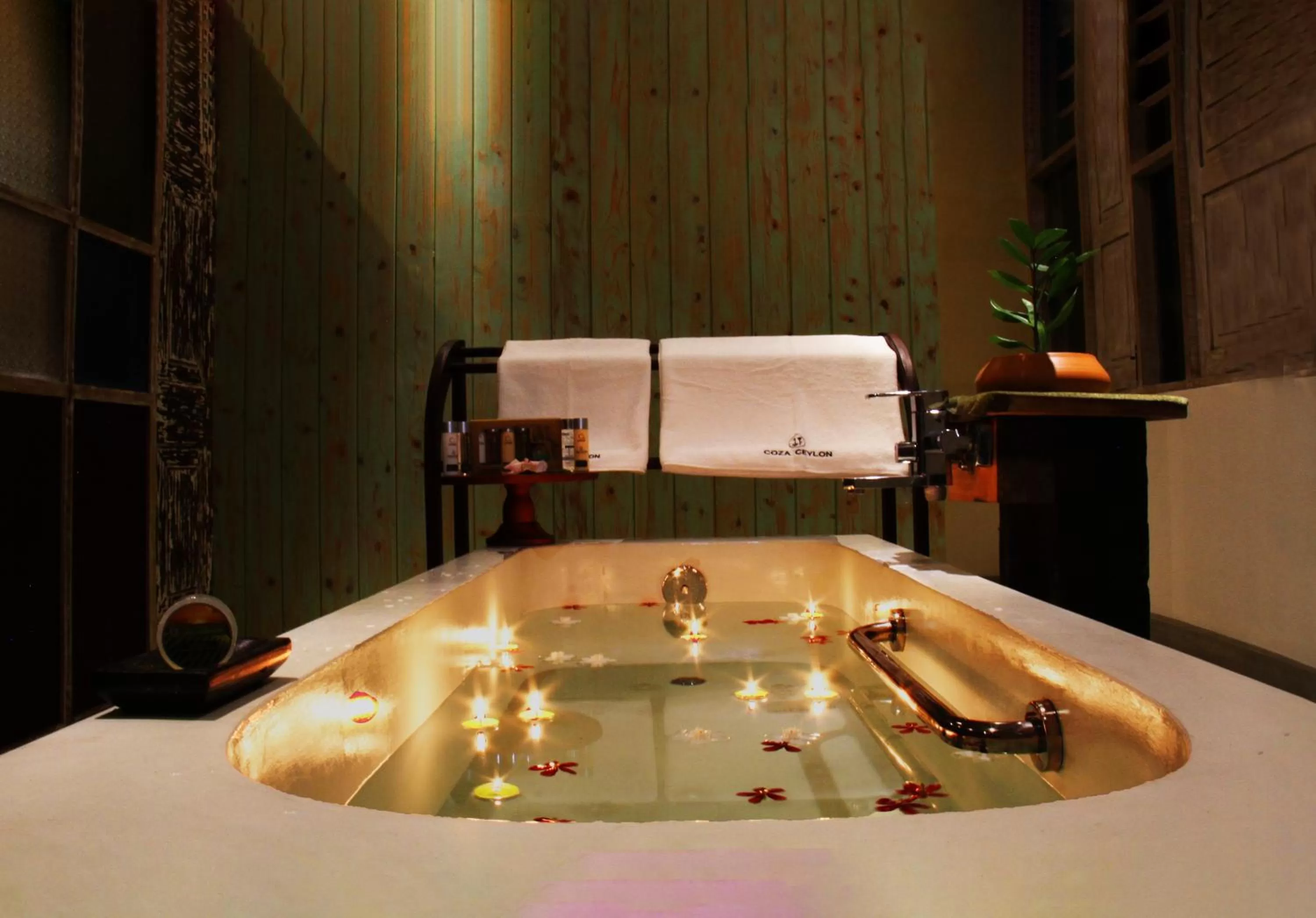 Hot Tub, Bathroom in Coza Ceylon