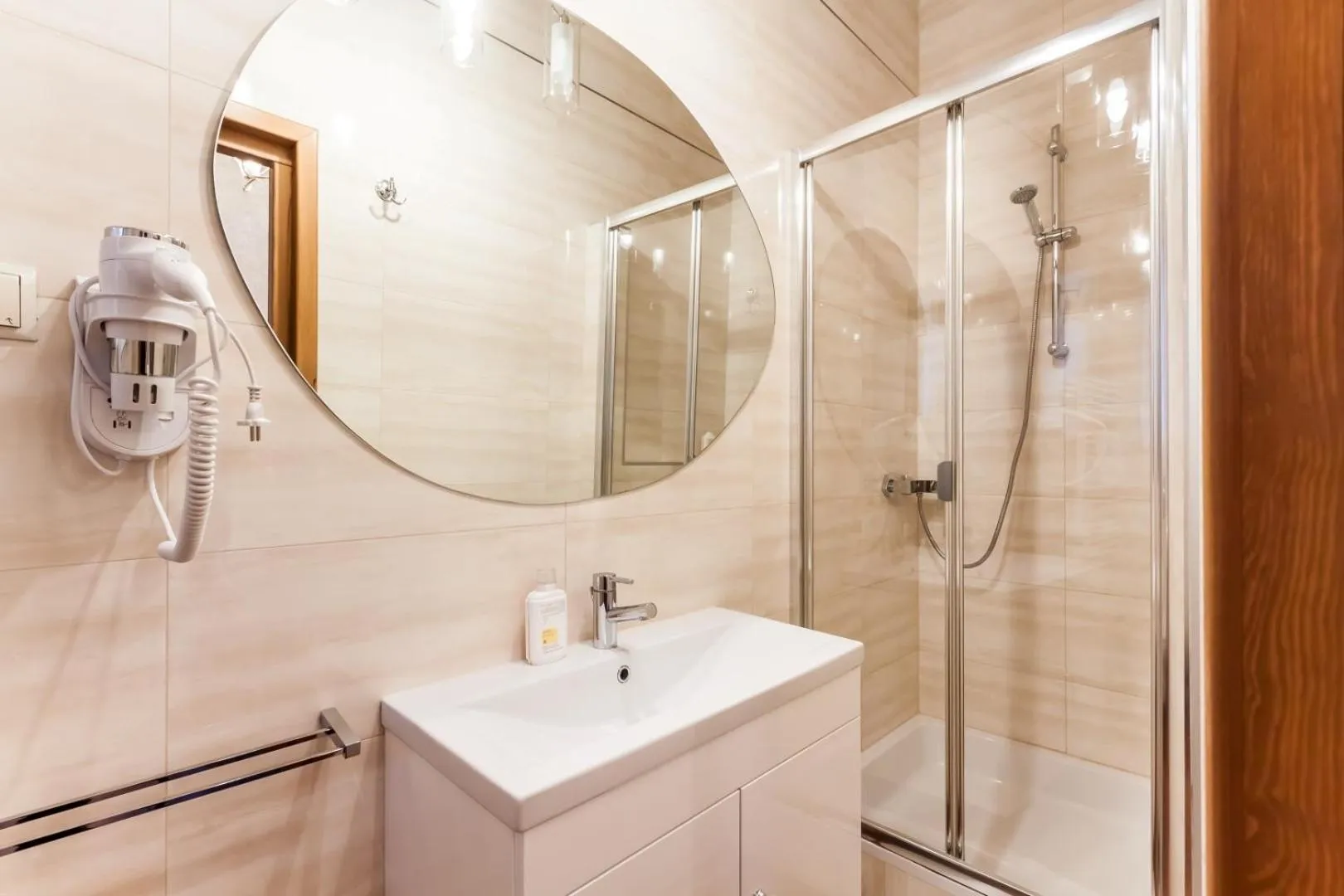 Shower in Aparthotel Oberża