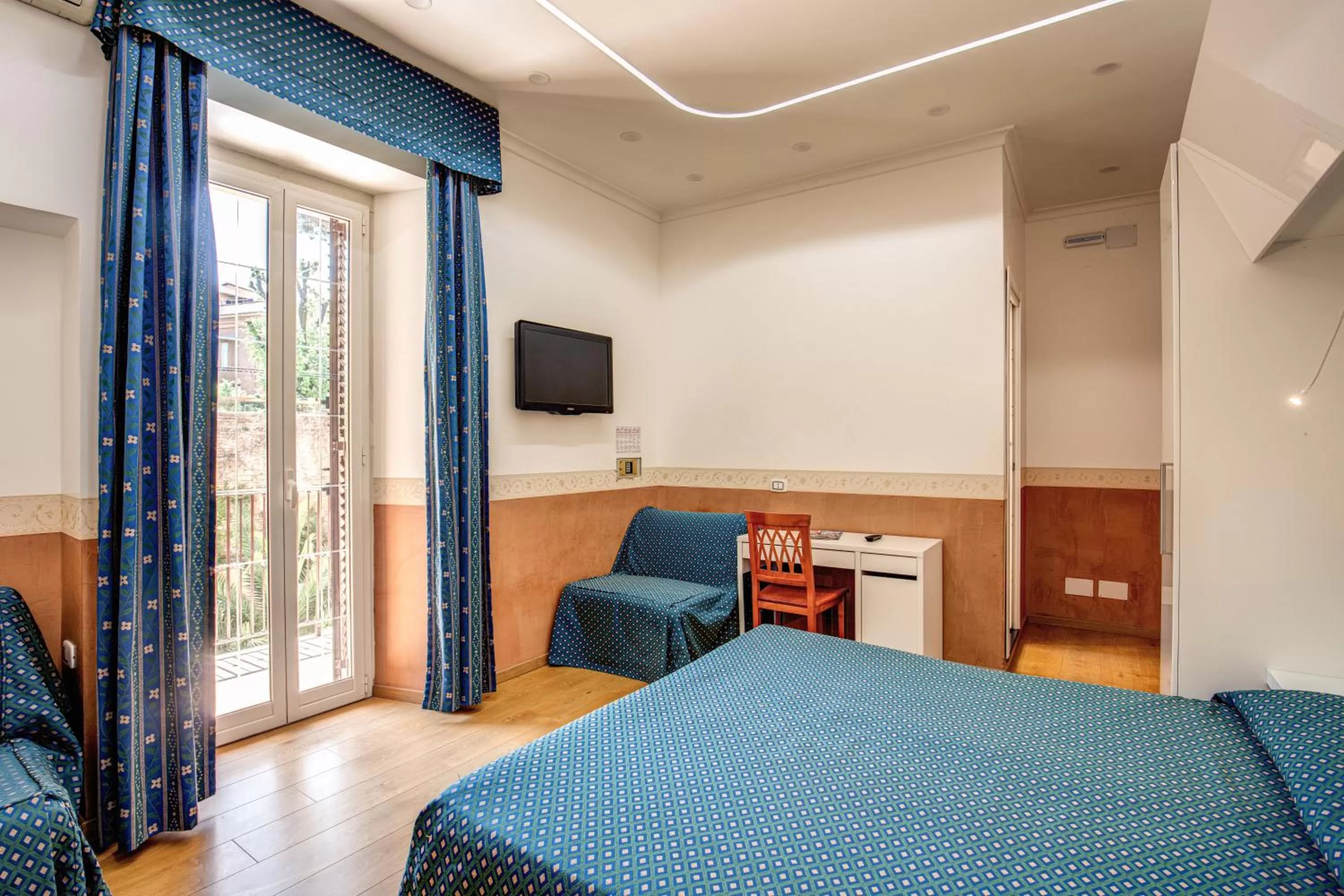 Photo of the whole room, Bed in Hotel Verona Rome