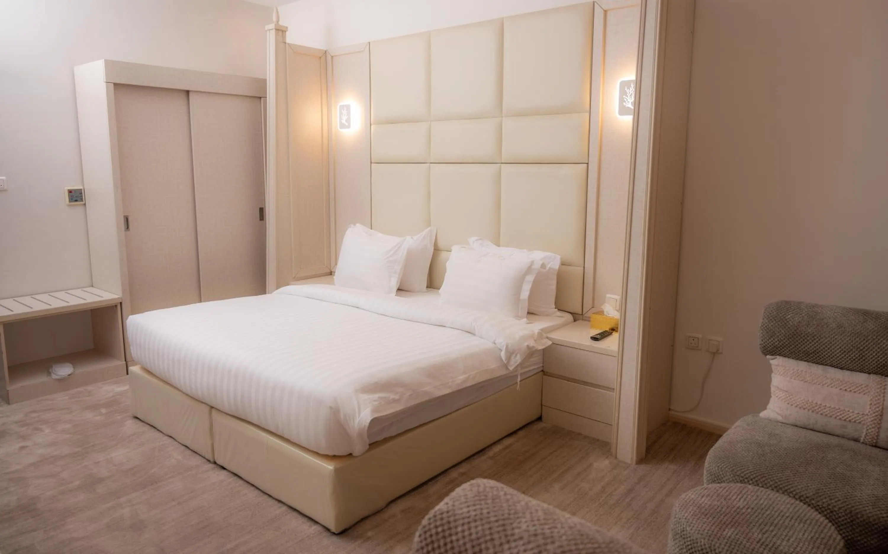 Photo of the whole room, Bed in Areen Hotel فندق ارين