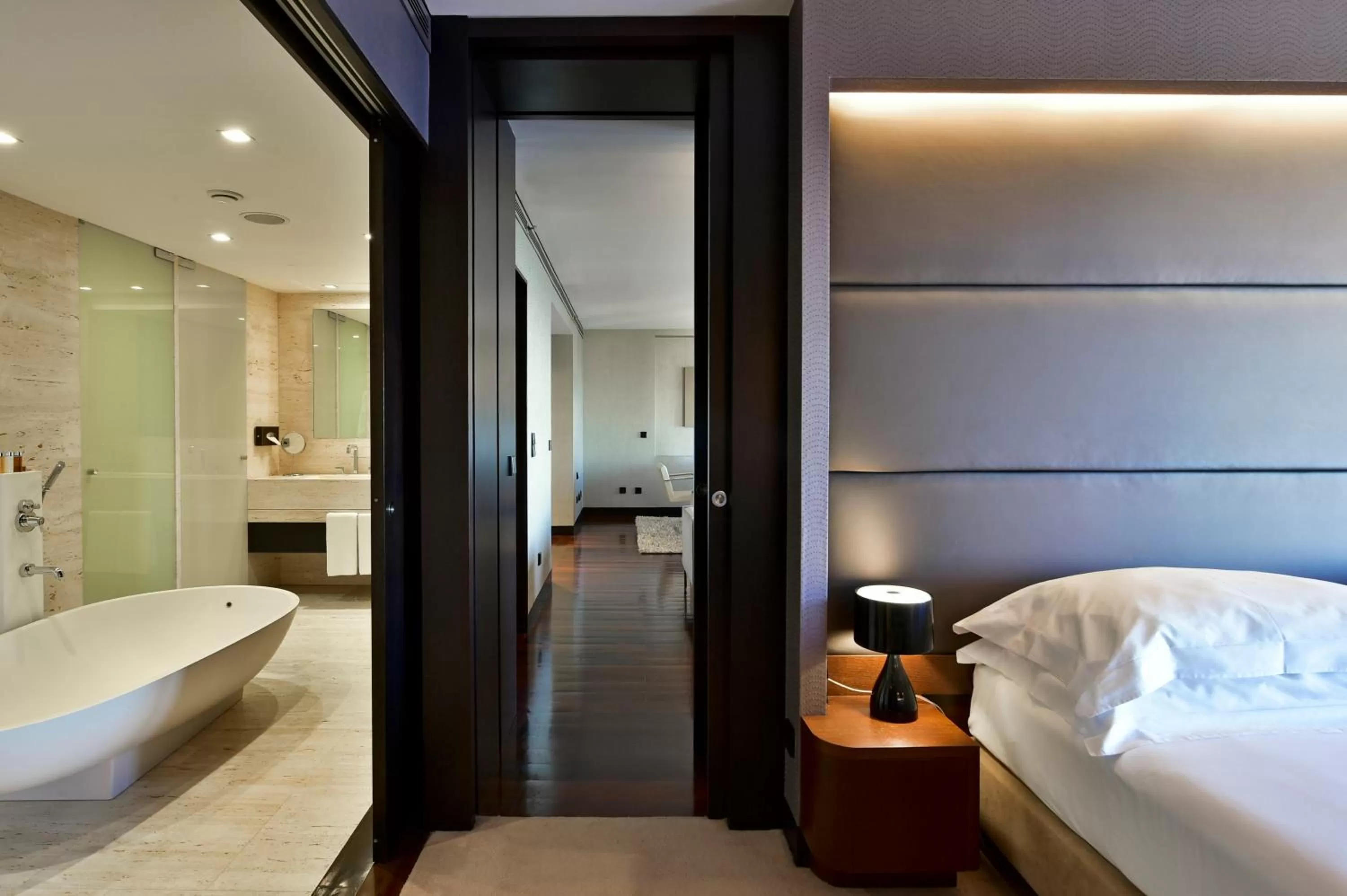 Shower, Bed in Porto Palácio Hotel by The Editory