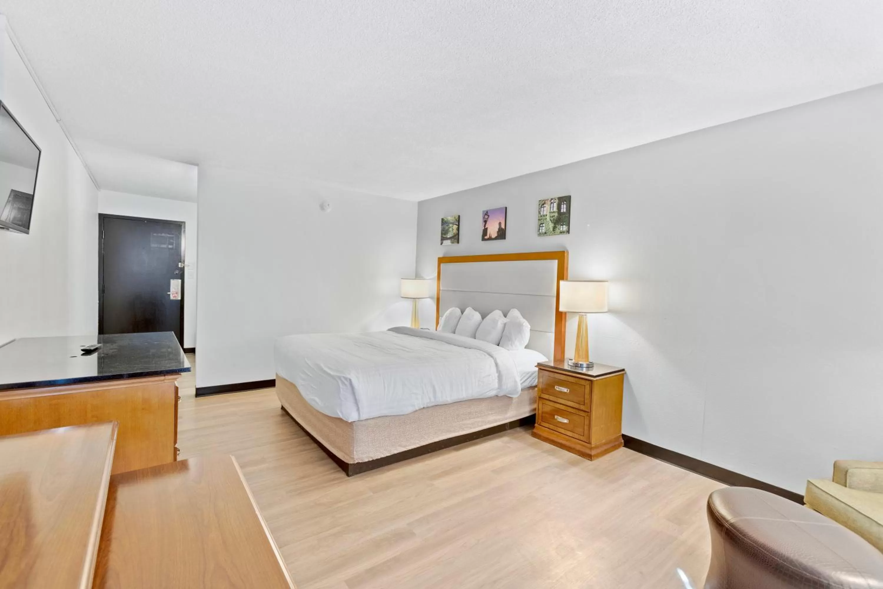 Photo of the whole room, Bed in Days Inn by Wyndham Erie