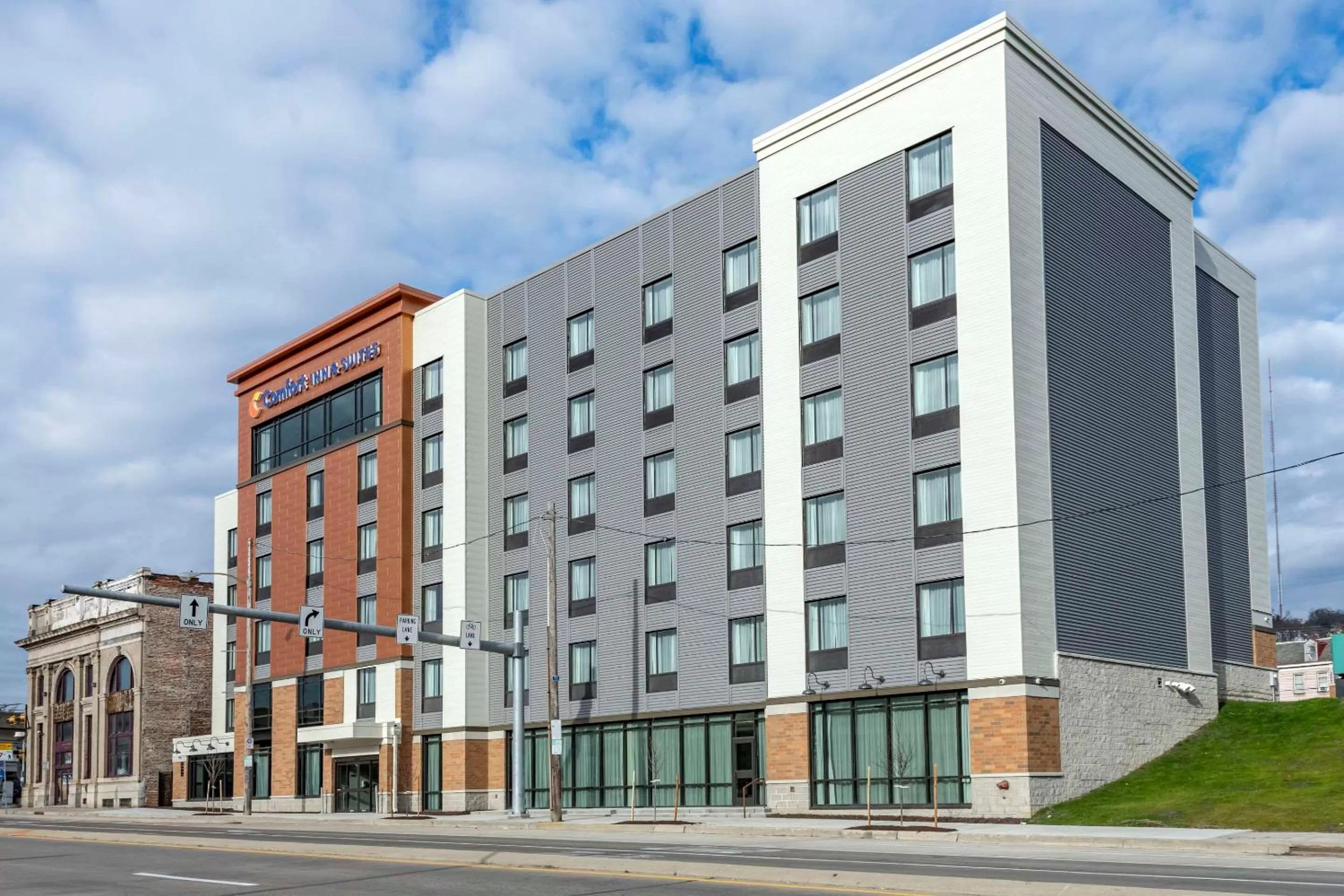 Property building in Comfort Inn & Suites Pittsburgh-Northshore
