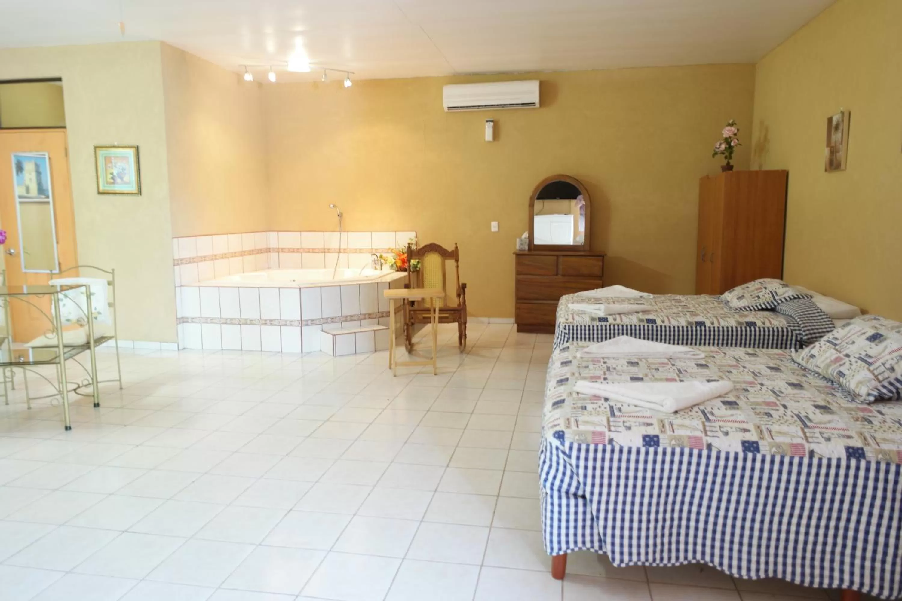 cot, Bed in Hotel La Arena