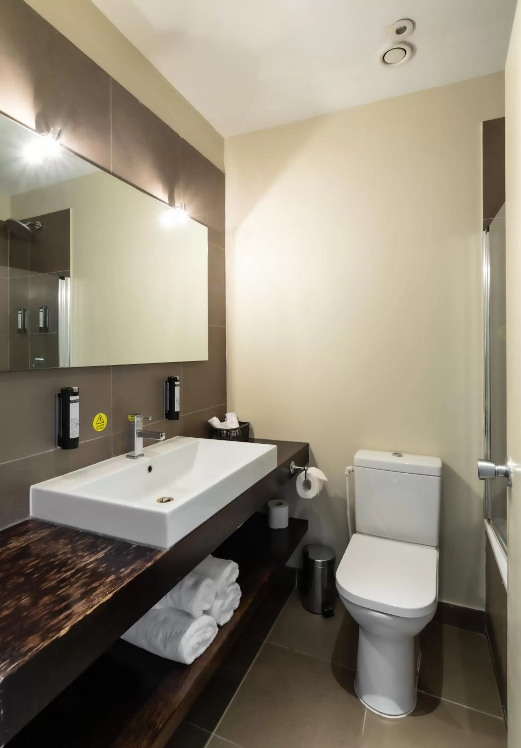 Shower in Kew Gardens Hotel