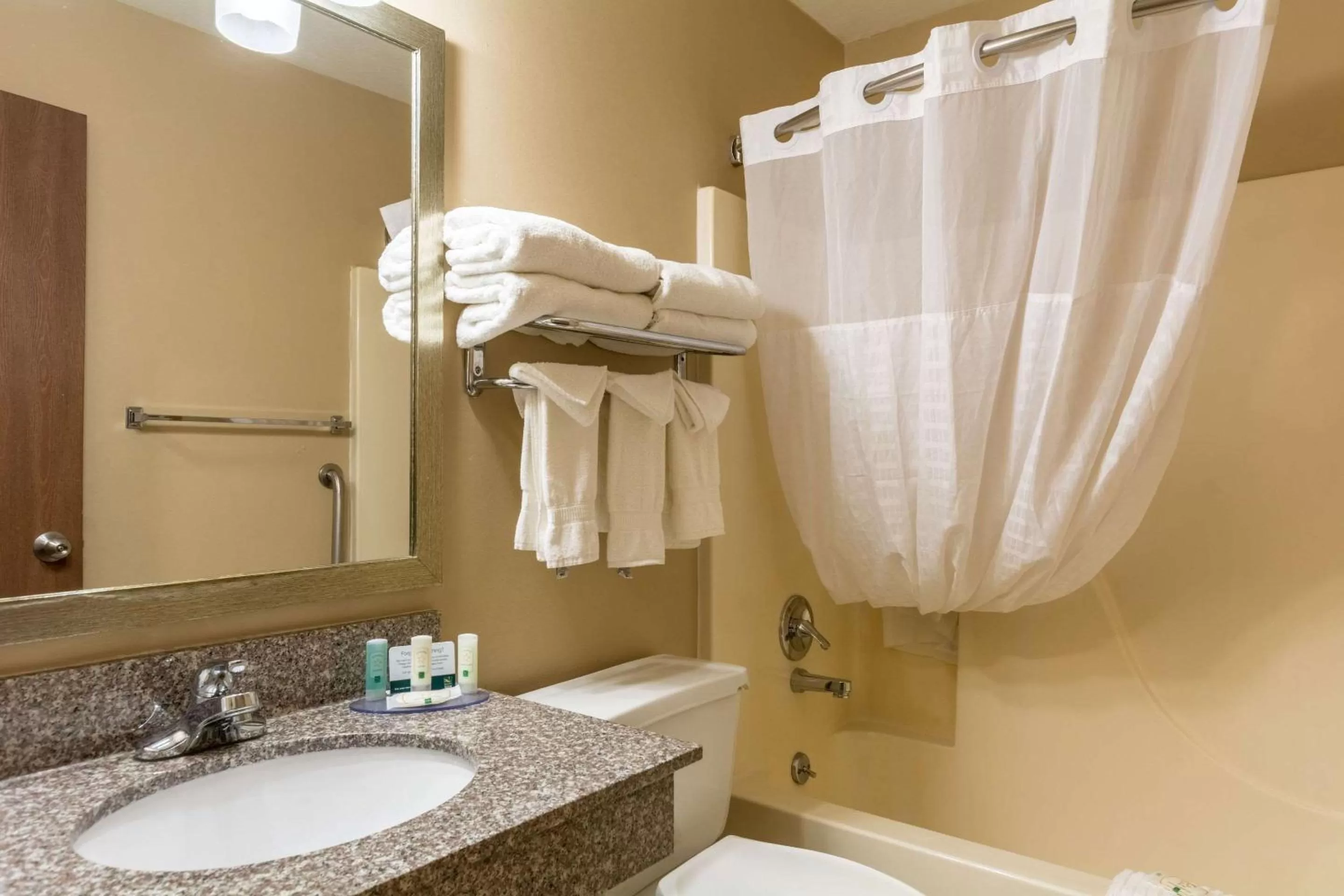 Photo of the whole room in Quality Inn I-74 Batesville