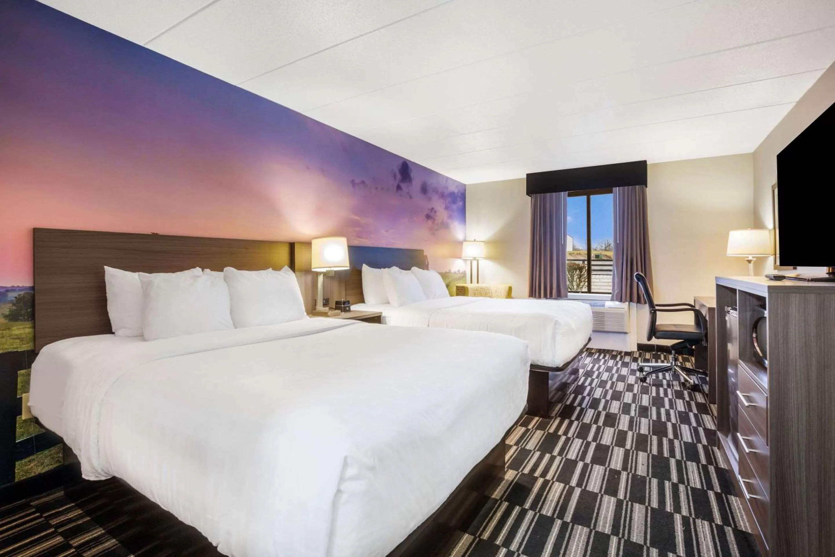 Photo of the whole room, Bed in Clarion Pointe Richmond North near University